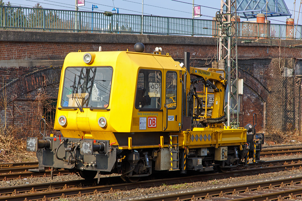 Das Gleisarbeitsfahrzeug GAF 100 R/A (Schweres Nebenfahrzeug Nr. 97 17 52 005 18-3) der DB Netz AG steht am 23.03.2015 im Bereich vom Hbf Siegen und wartet auf Rangierfahrt.

Das GAF 100 R wurde 1997 von GBM (Gleisbaumechanik Brandenburg/H. GmbH) unter der Fabriknummer 62.1.156 gebaut, es hat die EBA Nummer EBA 97 N07 N005

Technische Daten GAF:
Achsfolge: B
Lnge ber Puffer: 9.100 mm
Achsabstand: 4.800 mm
Hchstgeschwindigkeit (Hg): 100 km/h
Eigengewicht: 17 t
Zul. Anhngelast: 40 t, bzw. 80 t mit Regelzugeinrichtung dann Hg max. 60 km/h
Nutzlast : 5,0 t
Zur Mitfahrt zugel. Personen: 6
Der Antrieb des zweiachsigen Fahrzeuges erfolgt von einem 6 Zylinder, wassergekhlten MAN D 0826 LOH 07 Dieselmotor mit 169 kW (230 PS) Leistung ber Lastschaltwendegetriebe auf die Radsatzgetriebe.