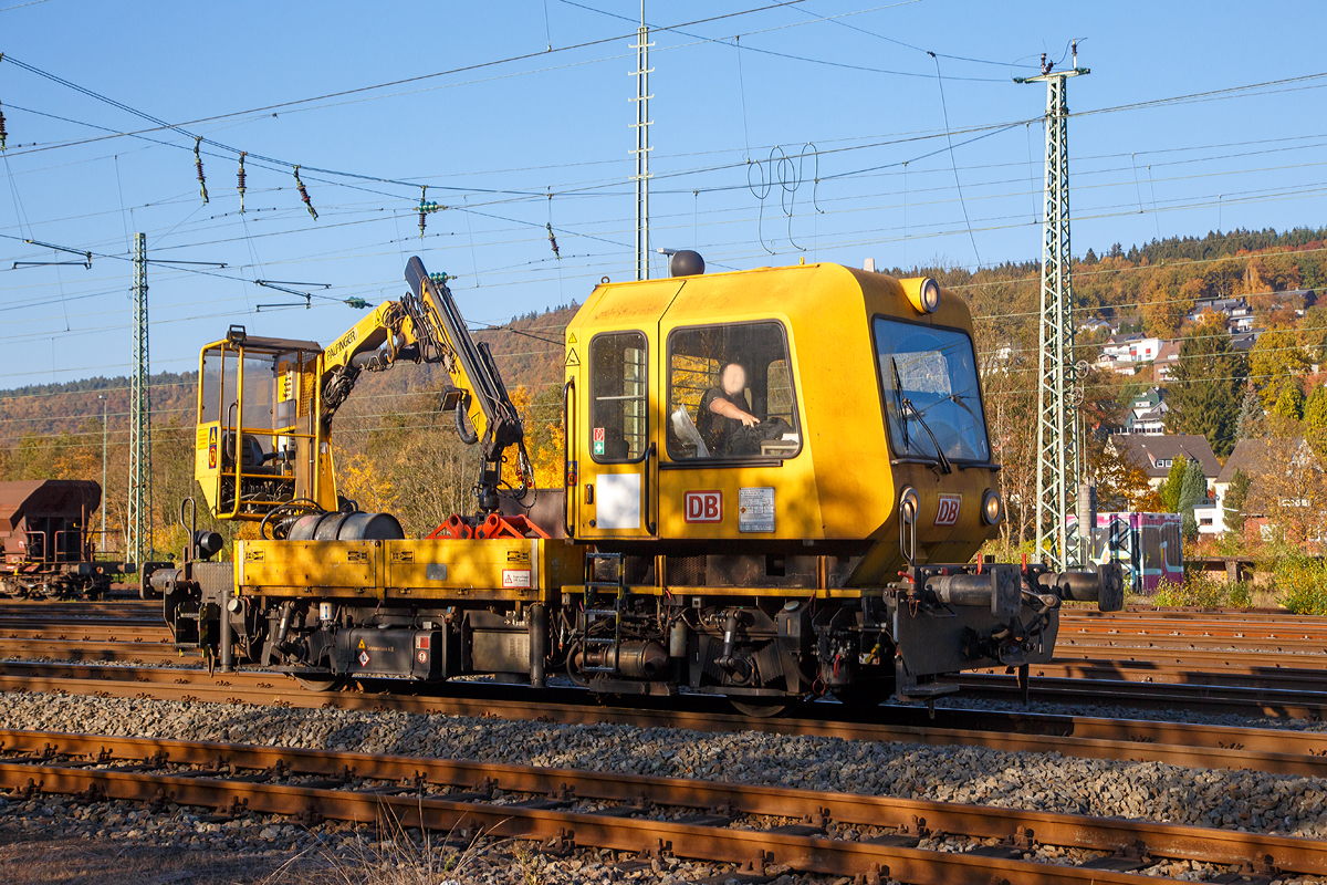 Das Gleisarbeitsfahrzeug GAF 100 R/A (Schweres Nebenfahrzeug Nr. 97 17 52 012 18-9) der DB Bahnbau Gmbh fhrt am 27.10.2015 durch Betzdorf/Sieg in Richtung Siegen.

Das GAF 100 R wurde 1997 von GBM (Gleisbaumechanik Brandenburg/H. GmbH) unter der Fabriknummer  62.1.163 gebaut.

Technische Daten GAF:
Achsfolge: B
Lnge ber Puffer: 9.100 mm
Achsabstand: 4.800 mm
Hchstgeschwindigkeit (Hg): 100 km/h
Eigengewicht: 17 t
Zul. Anhngelast: 40 t, bzw. 80 t mit Regelzugeinrichtung dann Hg max. 60 km/h
Nutzlast : 5,0 t
Zur Mitfahrt zugel. Personen: 6
Der Antrieb des zweiachsigen Fahrzeuges erfolgt von einem 6 Zylinder, wassergekhlten MAN D 0826 LOH 07 Dieselmotor mit 169 kW (230 PS) Leistung ber Lastschaltwendegetriebe auf die Radsatzgetriebe. 