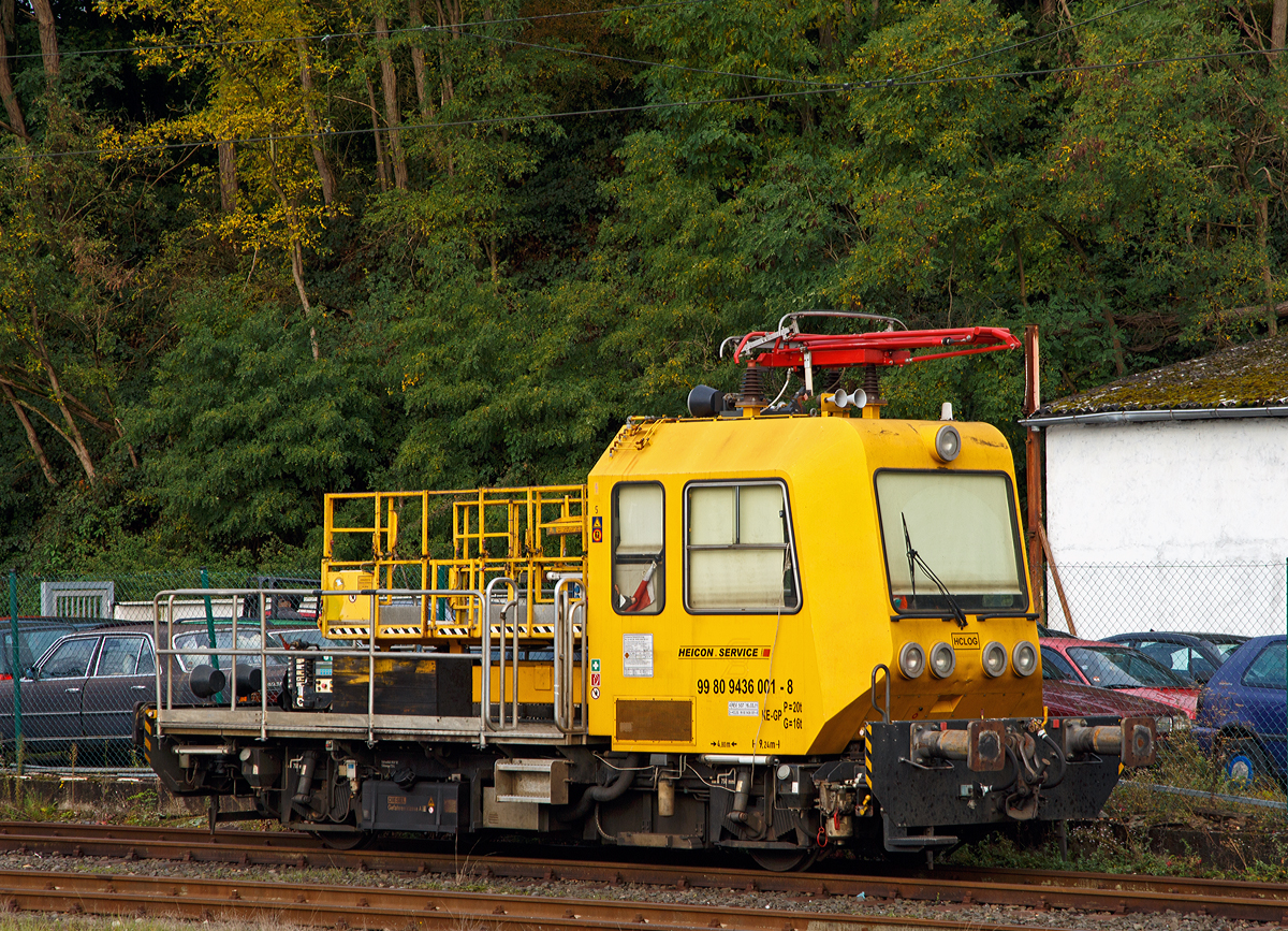 
Das Gleisarbeitsfahrzeug GAF 100 R/H (mit Hubbühne), Schweres Nebenfahrzeug Nr. D-HCLOG 99 80 9436 001-8, der Heicon Service GmbH (Lübbenau), ex 97 17 49 006 18-7 der DB Bahnbau, war am 06.10.2015 beim Bf Au (Sieg) abgestellt. 

Technische Daten: 
Hersteller:  GBM Gleisbaumechanik Brandenburg an der Havel
Fabriknummer:  73.1.242 
Spurweite: 1.435 mm (Normalspur)
Achsfolge: B
Länge über Puffer:  9.240  mm
Radsatzstand:  4.800  mm
Eigengewicht:  18,0  t
Nutzlast:  0  t
Zul. Anhängelast:  40  t
Zur Mitfahrt zugel. Personenanzahl:  7
Korbgröße der Arbeitsbühne:  1,60 × 3,00  m
Maximale Arbeitshöhe:  7,50  m
Maximale Reichweite:  7,50  m 
Maximale Belastung:   400 kg
Schwenkbereich:   Sockeldrehwerk 2x 100° / Arbeitskorb 2x 180°
Leistung: 169 kW (230 PS) 
Motor: wassergekühlter 6-Zylinder-Dieselmotor MAN D 0826 LOH 07
Höchstgeschwindigkeit:  100  km/h  (Eigenfahrt und Zugverband) / Arbeitsfahrt 0–10 km/h