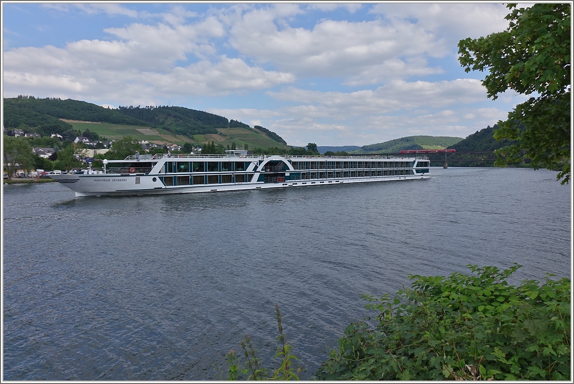 Das grosse Schiff, stahl dem kleinen Zug im Hintergrund die Show.
(20.06.2014)