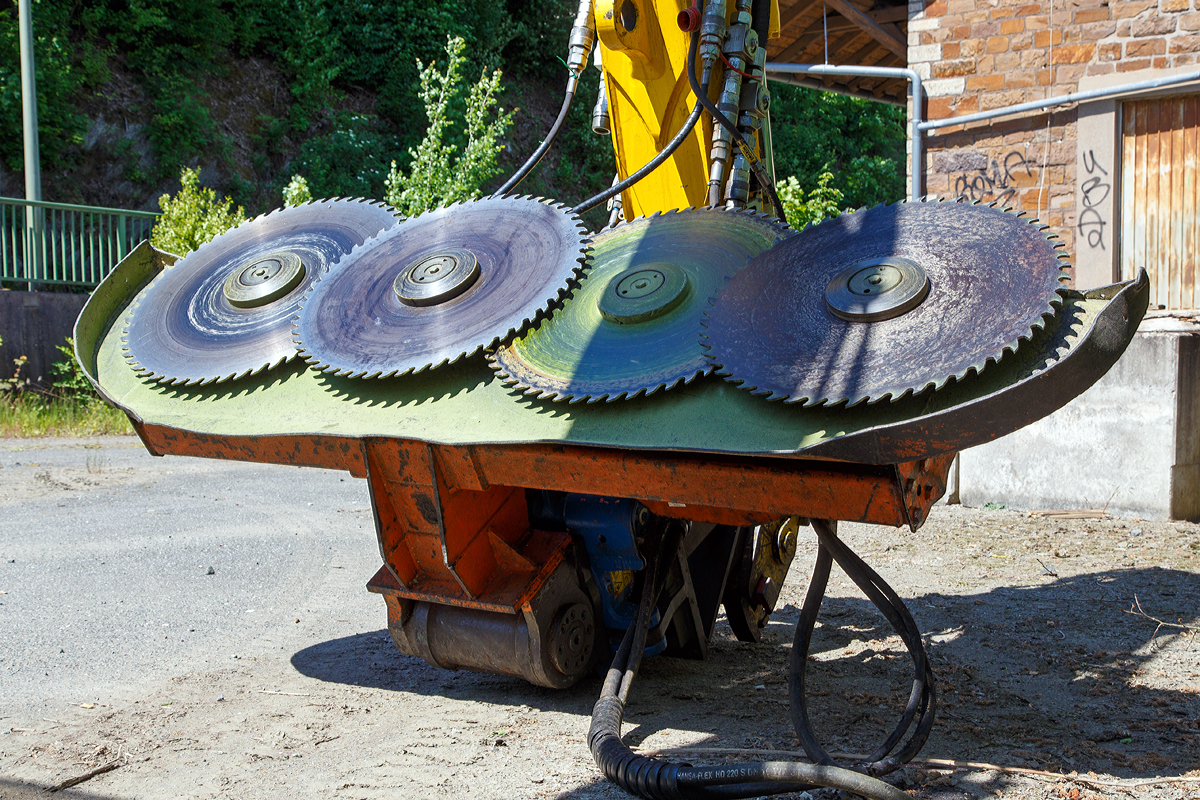 
Das Lichtraumprofil der Strecken muss frei bleiben...
Hydraulisches Lichtraumprofilschneidgerät (hydraulische Astkreissäge) angebaut an einem Liebherr- Zweiwegebagger der ARBOTEC GmbH abgestellt am 10.06.2015 in Burbach (Siegerland).