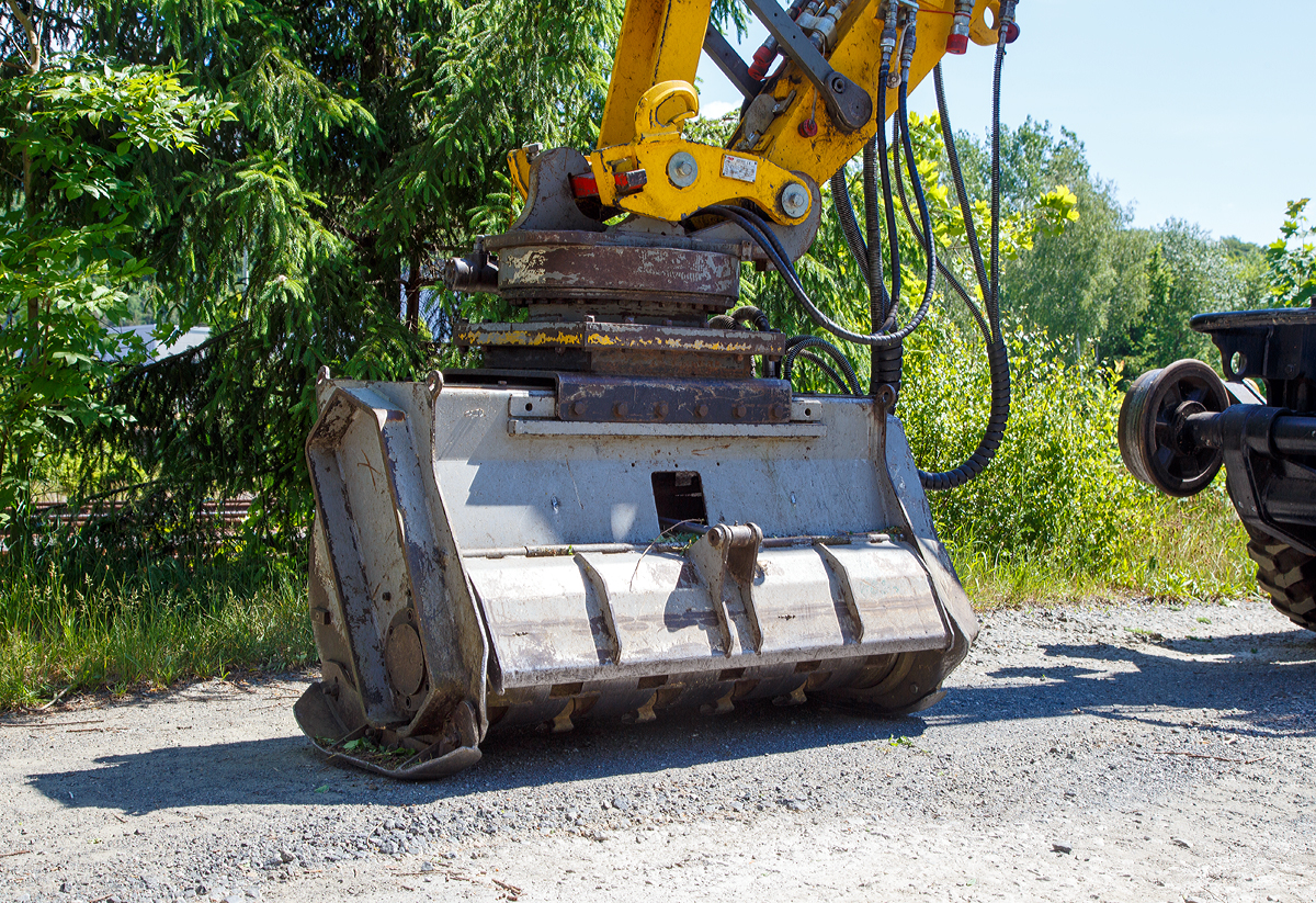 
Das Lichtraumprofil der Strecken muss frei bleiben....
Hydraulischer Mulchkopf und hydraulische Werkzeugdrehvorrichtung angebaut an einem Liebherr-Zweiwegebagger der ARBOTEC GmbH abgestellt am 10.06.2015 in Burbach (Siegerland).