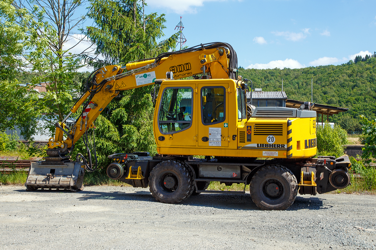 
Das Lichtraumprofil der Strecken muss frei bleiben....
Mit einem hydraulischem Mulchkopf war der Liebherr A 900 C ZW Li (Litronic) / 730 ein Zweiwegebagger mit Vier-Punkt-Abstützung der ARBOTEC GmbH aus Langenfeld, Kleinwagen Nr. D-ALAND 97 5102 536 60-7, in Burbach (Siegerland) am 10.06.2015 abgestellt. 