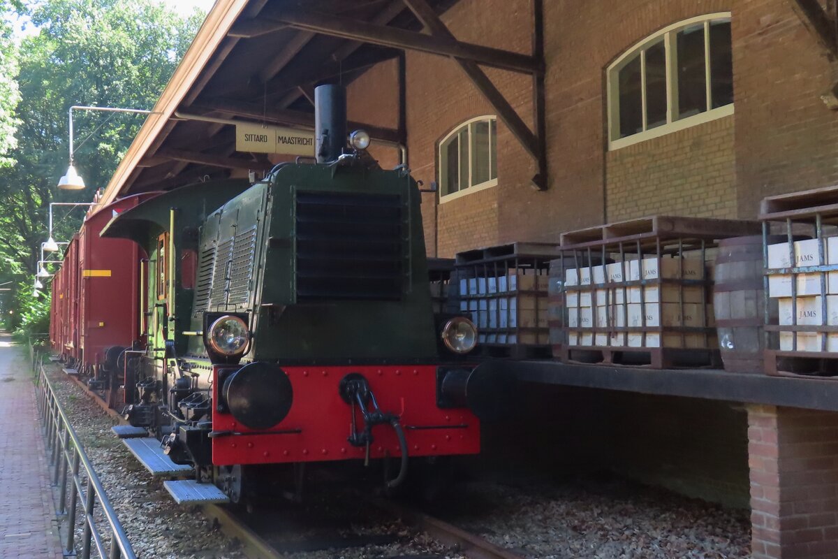 Das Niederlandisches Freilichtmuseum gibt der Besucher ein Bild wie das Leben der menschen vor etwa 70 Jahre war und dabei gehört auch der Sik 285 mit einige Stückguterwagen vor der verladelods von  Van Gendt en Loos  -Arnhem, 10 Augustus 2024.