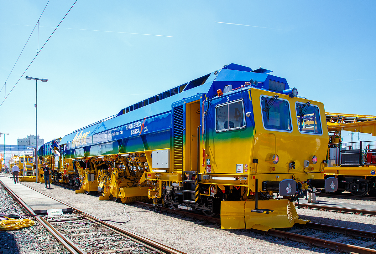 
Das Plasser & Theurer  Schotterbewirtschaftungssystem BDS 2000-4 (eine Schotterverteilmaschine), der BBW Bahnbau Wels, präsentiert auf der iaf 2017 in Münster (am 01.06.2017).  

Da es mit den bisherigen Technologien nicht möglich war, den genauen Schotterbedarf zu ermitteln, wurden für z.B. Erhaltungsstopfungen große Mengen an Gleisschotter nach augenscheinlichen Einschätzungen vorgelagert, wobei häufig nach dem Motto „eher mehr als zu wenig“ vorgegangen wurde.
Dadurch, dass der Überschuss an vorgelagertem Schotter mit den vorhandenen Gerätschaften jedoch nicht mehr wirtschaftlich umgelagert werden konnte, sammelten sich über die Jahre große Mengen nicht genutzten Gleisschotters an den Strecken.
Durch die Entwicklung des Schotterbewirtschaftungssystems „BDS“ (engl. ballast distribution system) ergibt sich die Möglichkeit, diese nicht genutzten Ressourcen einer effizienten Umlagerung zuzuführen und somit den Bedarf an Neuschotter deutlich zu reduzieren.
Hierbei wird der überschüssige Gleisschotter im Zuge der Schotterplanierung
-  maschinell aufgenommen,
-  in einem integrierten Schottersilo zwischengespeichert und
-  kann an jenen Stellen, wo Bedarf an zusätzlichem Schotter besteht, wieder eingebracht werden.


DIE KOMPONENTEN DER BDS 2000 UND FUNKTION:
Durch die Ausstattung der Schotterverteil- und Planiermaschine BDS 2000 mit einem Stirnpflug, den Flankenpflügen und vor allem dem mehrteiligen Mittelpflug mit variablen Schotterverteilmöglichkeiten ist man in der Lage, enorme Schottermengen zu manipulieren.

STIRNPFLUG
Durch den Stirnpflug können insbesondere bei Baustellen Schotteranhäufungen ausgeglichen und vorverteilt werden.
FLANKENPFLUG
Durch die vielfältigen Verstell Möglichkeiten kann Schotter sogar vom Bettungsfuß aufgenommen werden. Die Ausschwenkbegrenzung ermöglicht den gefahrlosen Einsatz ohne Behinderung des Zugverkehres am Nachbargleis.
MITTELPFLUG
Vielfältigen Schotterverteilmöglichkeiten des Mittelpfluges, der auch eine Bearbeitung von Strecken mit LZB-Ausrüstung ermöglicht.
KEHRANLAGE
Durch die Kehranlage mit integrierten Steil- und Querförderbändern kann eine optimale Planie der Oberfläche hergestellt werden.
SCHOTTERSPEICHER
Der überschüssige Schotter wird in einem integrierten Schottersilo mit einer Kapazität von 15 m³ (40 t) gespeichert und kann bei Schotterbedarf über Verteilförderbänder und Verteilschächte gezielt wieder eingebracht werden.
Durch Einreihung von Material- Förder- und SIloeinheiten MFS kann der Speicher modular um jeweils 100 t erweitert werden.

TECHNISCHE DATEN:
Spurweite: 1.435 mm (Normalspur)
Achsanzahl: 8
Länge über Puffer: 40.690 mm
Drehzapfenabstände: 11.500 / 7.050 / 14.500 mm
Achsabstand im Drehgestell: 1.800 m	
Eigengewicht: 137 t
Zuladung: 40 t
Max. Achslast: 20 t
Antriebsleistung: 709 kW	
Höchstgeschwindigkeit Eigenfahrt und geschleppt: 100 km/h
Min. Kurvenradius: 150 m
Zul. Streckklasse: C2 oder höher
