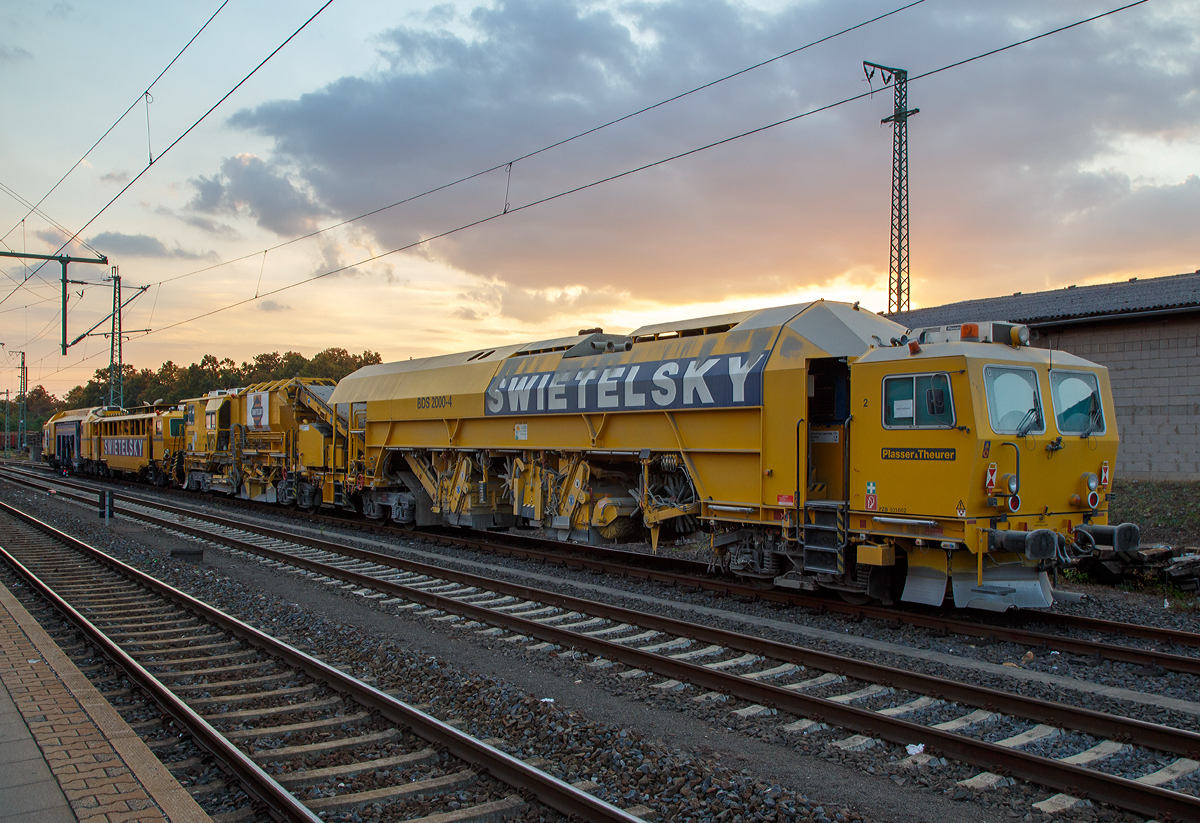 Das Plasser & Theurer  Schotterbewirtschaftungssystem BDS 2000-4 (eine Schotterverteilmaschine), Schweres Nebenfahrzeug Nr. D-RTS 99 80 9125 002-2, der SWIETELSKY Baugesellschaft m.b.H., eigestellt ber RTS Rail Transport Service GmbH, steht mit einer P&T Unimat 09-32/4 Dynamic am 23.09.2016 im Bahnhof Gieen.

Das BDS 2000-4 wurde 2011 von Plasser & Theurer  unter der Maschinen Nummer 913 gebaut und an SWIETELSKY geliefert.

Das BDS 2000 bietet die Mglichkeit von Schottermanagement mit hchster Kapazitt. Die Ressource Schotter wird damit wirtschaftlich verwendet. Die Maschine ist in ihrer Leistung auf kontinuierlich arbeitende Stopfmaschinen abgestimmt.

Zum Erreichen der ntigen Hebewerte bei Instandhaltungsarbeiten muss bei jeder Schwelle die passende Schottermenge vorhanden sein. Mit dem BDS 2000-4 kann vorhandener oder vorgelagerter Schotter genutzt und bei Bedarf gezielt verlagert werden.

Das BDS (Ballast Distribution System) nutzt vorhandene Ressourcen auf einzigartige Weise. Im Zuge des Schotterplanierens nimmt es berschssigen Schotter auf und speichert diesen. Bei Schottermangel wird der gespeicherte Schotter ber Verteilschchte sowie zwei schwenkbare Frderbnder im Gleis verteilt. Im Rahmen der Durcharbeitung kann dadurch der Neuschotterbedarf um bis zu 60 % reduziert werden. 

TECHNISCHE DATEN:
Spurweite: 1.435 mm (Normalspur)
Achsanzahl: 8 in 4 Drehgestellen
Lnge ber Puffer: 40.700 mm
Drehzapfenabstnde: 11.500 / 7.050 / 14.500 mm
Achsabstand im Drehgestell: 1.800 m	
Eigengewicht: 130,3 t
Zuladung: 40 t
Antriebsleistung: 480 kW	
Hchstgeschwindigkeit Eigenfahrt und geschleppt: 100 km/h
Min. Kurvenradius: 150 m
Zul. Streckklasse: C2 oder hher
Zur Mitfahrt zugel. Personen: 6
