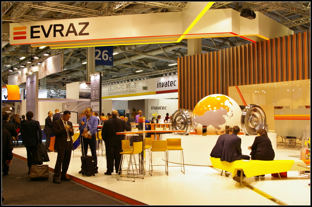 Das russische Montanunternehmen EVRAZ p.l.c. stellt auch Produkte f�r den Schienenverkehr her, u.a. Schienen, Rads�tze, weitere Spezialst�hle f�r Br�cken und wo sonst noch weiter Stahl verarbeitet wird. Die Produktpalette ist sehr umfangreich und w�rde den Rahmen hier sprengen.  Mit einem Messestand war das Unternehmen auf der InnoTrans 2014 in Berlin vertreten.
<br /><br />
Webseite Unternehmen (english): http://www.evraz.com/
