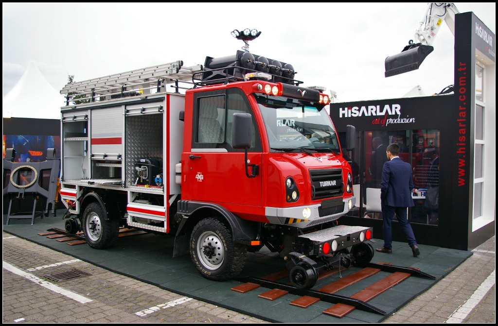 Das Sanit�tsfahrzeug VOLCAN ist eine Neuvorstellung des t�rkischen Herstellers TURKAR. Auf der Stra�e verf�gt das Fahrzeug �ber Allradantrieb und kann auch bei schwierigen Gel�ndeverh�ltnissen zu den Einsatzorten gelangen. Ausgestellt war der TURKAR 4x4 VOLCAN auf der InnoTrans 2014 in Berlin auf dem Freigel�nde.
<p>
Webseite Hersteller (deutsch): http://www.hisarlar.com.tr/de/turkar/
