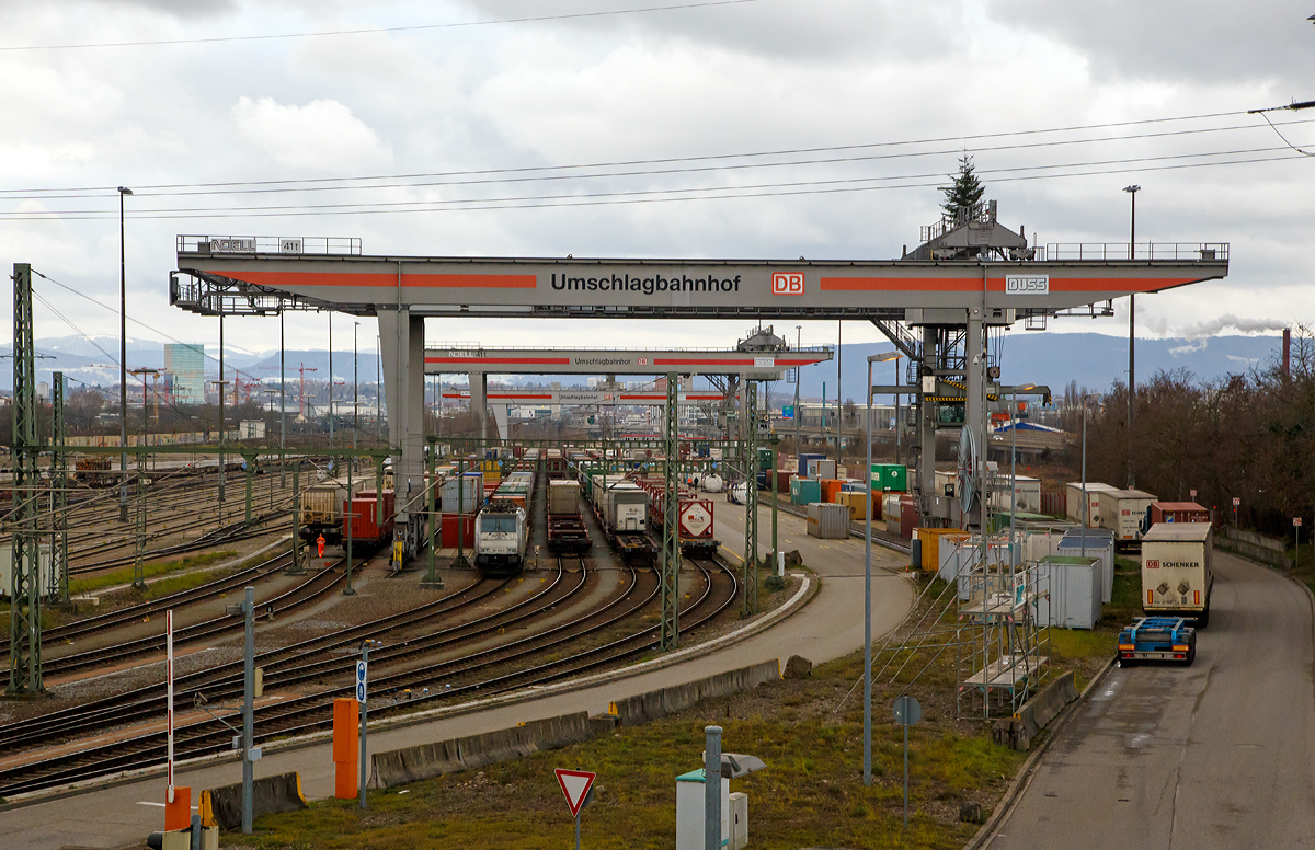 
Das Tor zur Schweiz, nach Italien und Frankreich. Blick von der Friedensbrcke auf den DB Umschlagbahnhof Basel - Weil am Rhein  der DUSS (Deutsche Umschlaggesellschaft Schiene-Strae) am 28.12.2017. 

Direkt im Grenzgebiet zwischen Deutschland, der Schweiz und Frankreich liegt das Terminal Basel–Weil am Rhein auf der EU-Auengrenze im Dreilndereck. Das Terminal liegt auf der Nord-Sd-Schienenachse Frankfurt–Karlsruhe–Basel mit Anschluss an die norditalienischen Industriezentren. Besonders wegen seiner geografischen Lage gilt das DUSS-Terminal als wichtige logistische Drehscheibe fr alpenquerende KV-Transporte in und aus der Schweiz, fr den Transit nach Italien sowie ins benachbarte Frankreich. Die Anlage bietet auerdem gute Umsteigemglichkeiten fr Feeder-Verkehre und begnstigt somit die Bildung effizienter Transportnetzwerke der Kunden.

Das Terminal ist gut erreichbar ber die Autobahn A5/E 35 Karlsruhe–Basel, Ausfahrt Weil am Rhein, oder die A36/E60 aus Frankreich kommend in die A5 mndend. Der Rangierbahnhof Weil am Rhein ist dem Terminal nrdlich vorgelagert und bietet Anschluss an das deutsche und schweizerische Schienennetz.