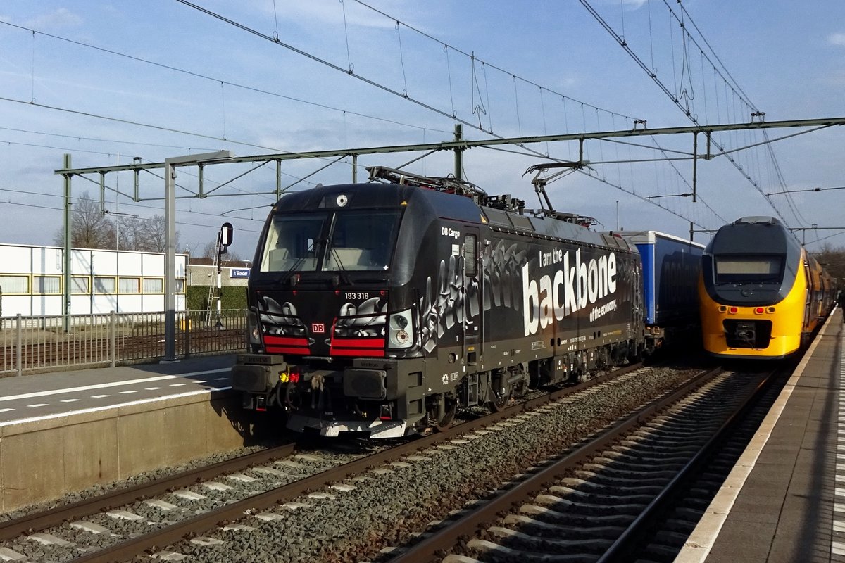 Das war knapp! Beinahe hatte am 8 April 2021 der VIRM aus Den Haag dieses Bild von DBC 193 318 Backbone beim durchfahren von Blerick unmöglich gemacht.