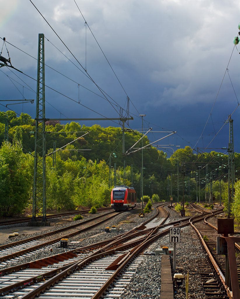 
Das Wetter war heute sehr wechselhaft.......

Der Dieseltriebwagen 640 015 ein Alstom Coradia LINT 27 der DreiLänderBahn als RB 95  Sieg-Dill-Bahn  Au/Sieg - Siegen  -Dillenburg am11.05.2014 kurz vor der Einfahrt in den Bahnhof Betzdorf/Sieg. 
