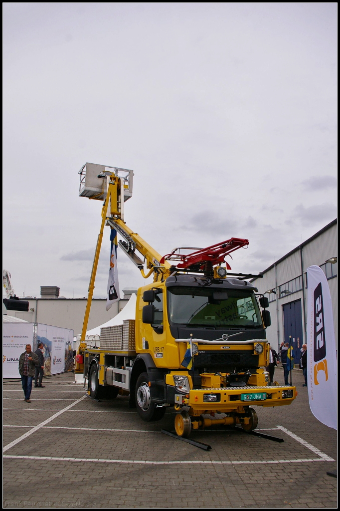 Das Zweiwegefahrzeug vom Typ LRB 17 des Herstellers SRS aus Schweden ist zur Wartung von Oberleitungen gedacht. Daf�r ist es mit Ausleger und Arbeitskorb ausgestattet. W�hrend des Einsatzes kann das Fahrzeug auch vom Korb aus gefahren werden. Auf- und Abgleisen erfolgt durch das schwenkbare Antriebsdrehgestell. Das Fahrzeug war w�hrend der InnoTrans 2014 in Berlin auf dem Freigel�nde ausgestellt.
<p>
Daten lt Hersteller: Basis Volvo oder Kundenwunsch, L�nge 9 m, Breite 2.5 m, H�he 3.65 m (Stra�e), H�he 3.85 �ber SOK, Gewicht 17 t, Belastbarkeit 2 t, Gleisgeschwindigkeit 70 km/h, Stra�engeschwindigkeit 90 km/h, Lift KLL 10-2 (verschiedene Ausf�hrungen), Last im Korb 350 kg, Reichweite 10 m, Auslage 8.4 m.
<p>
Homepage SRS (english): http://www.swerig.se/srssjolanders.asp
