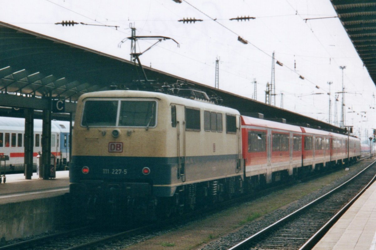 DB 111 227 steht am 19 Mai 2002 in Frankfurt (Main). 