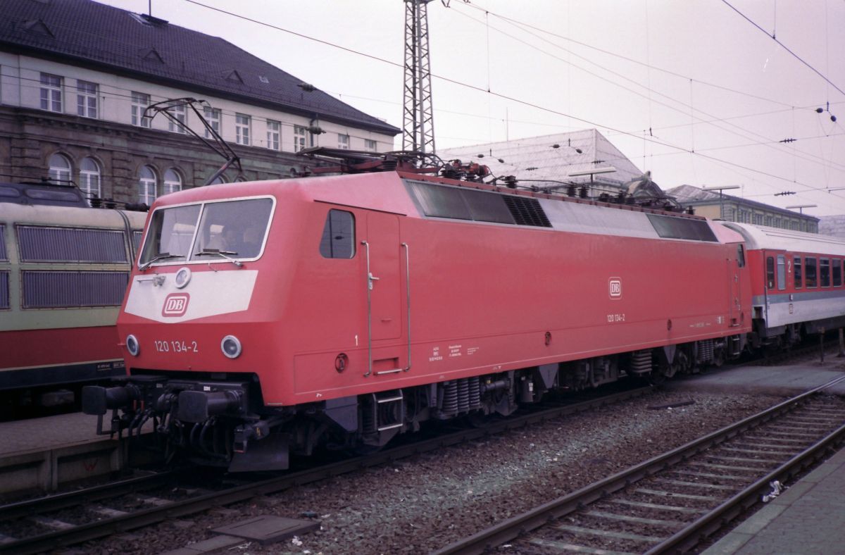 DB 120 134-2 in Nrnberg Hbf Februar 1989. Scan und Bild: Hans van der Sluis.


DB 120 134-2 in Neurenberg Hbf februari 1989. Scan en foto: Hans van der Sluis.