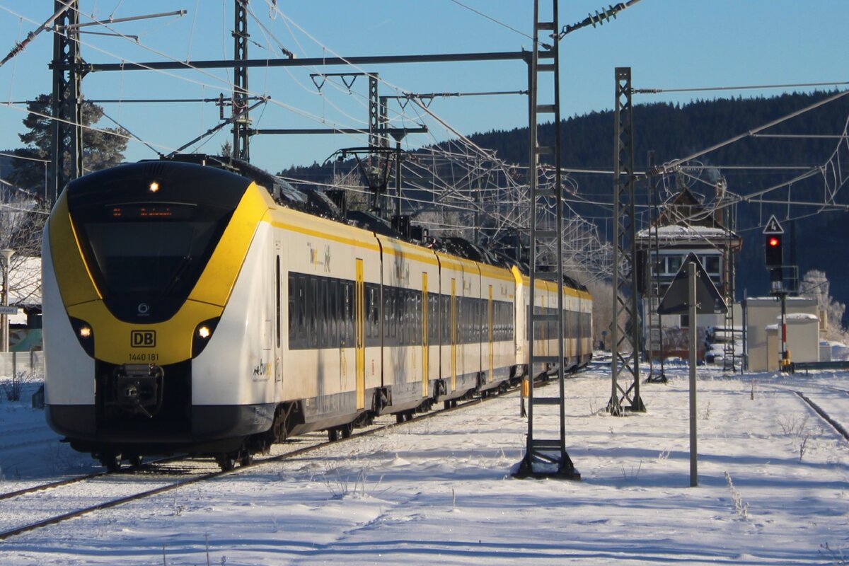 DB 1440 181 treft am 30 Dezember 2024 in Titisee ein und wird vom Bahnsteig fotografiert.