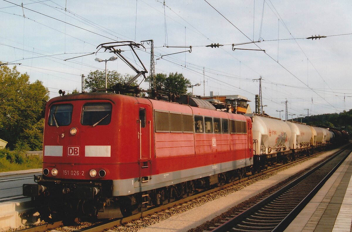 DB 151 026 zieht ein Silozug durch Treuchtlingen am 9.Juni 2009.