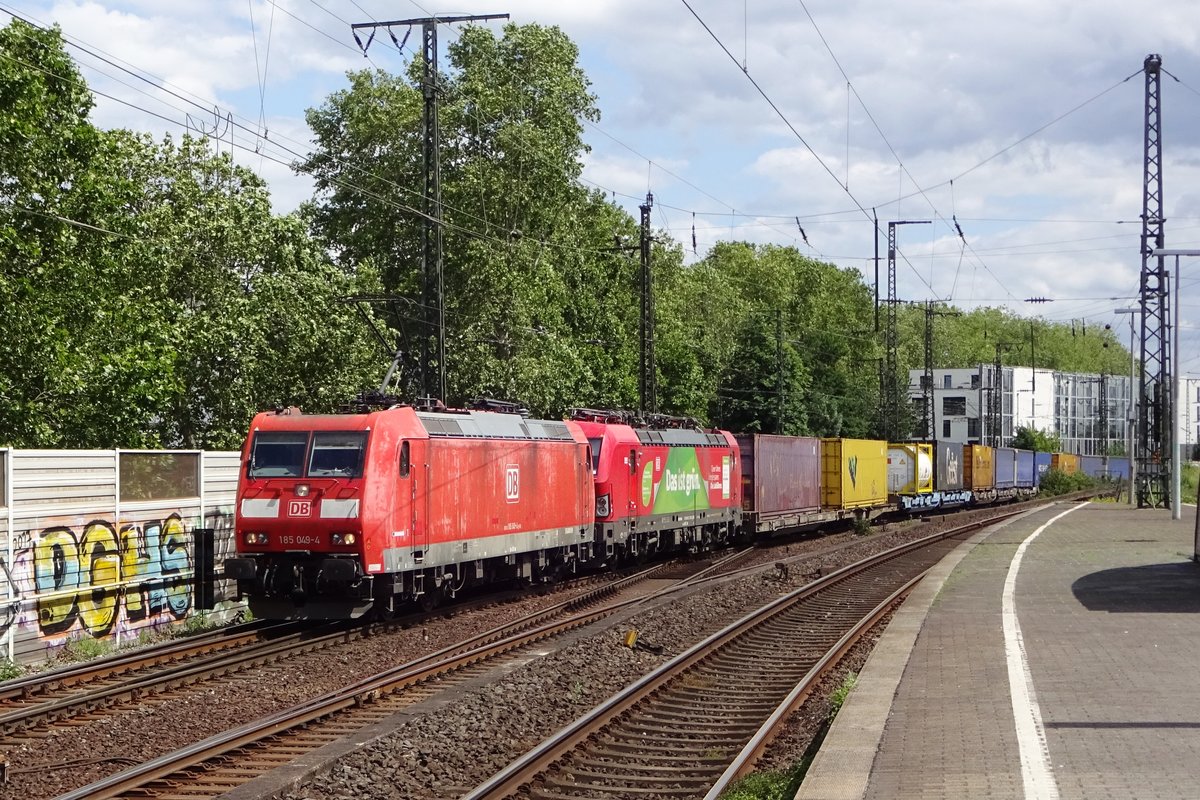 DB 185 049 schleppt ein Vectron und ein KLV am 8 Juni 2019 durch Köln Süd.