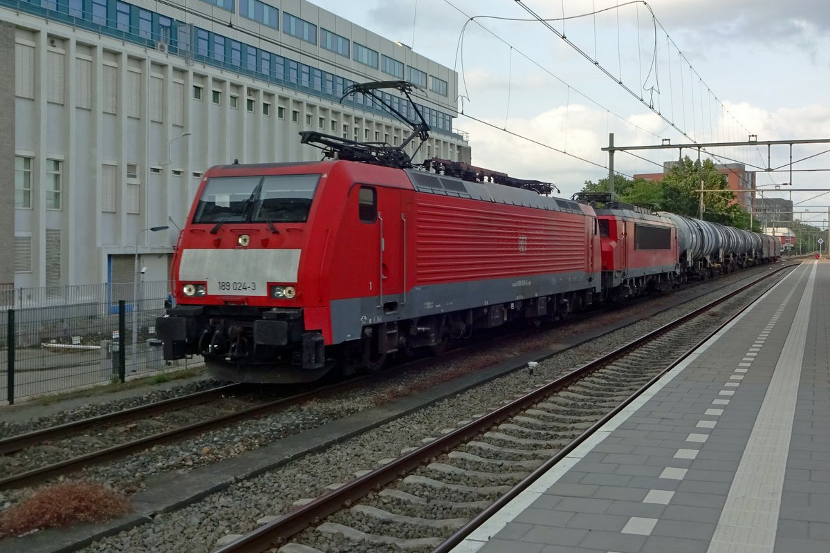 DB 189 024 durchfahrt mit der wegen ein Unfall drei Stünde verspäteter Zug 61816 durch Eindhoven am 3 Juni 2019.