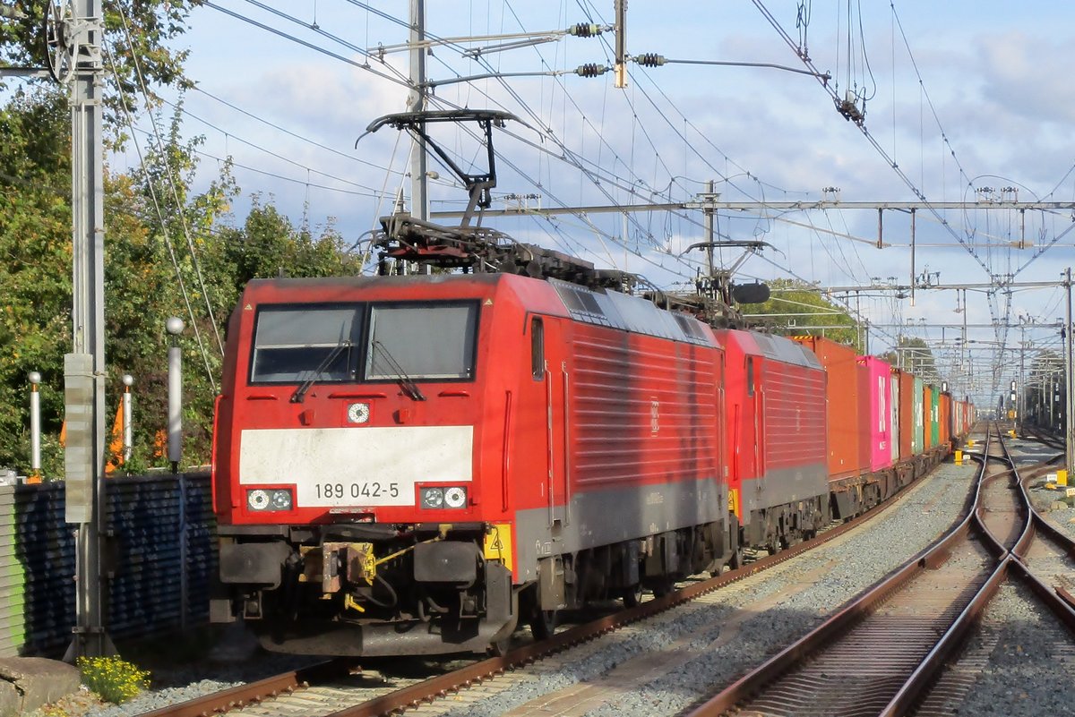 DB 189 042 schleppt ein KLV durch Gouda am 7 Oktober 2018.