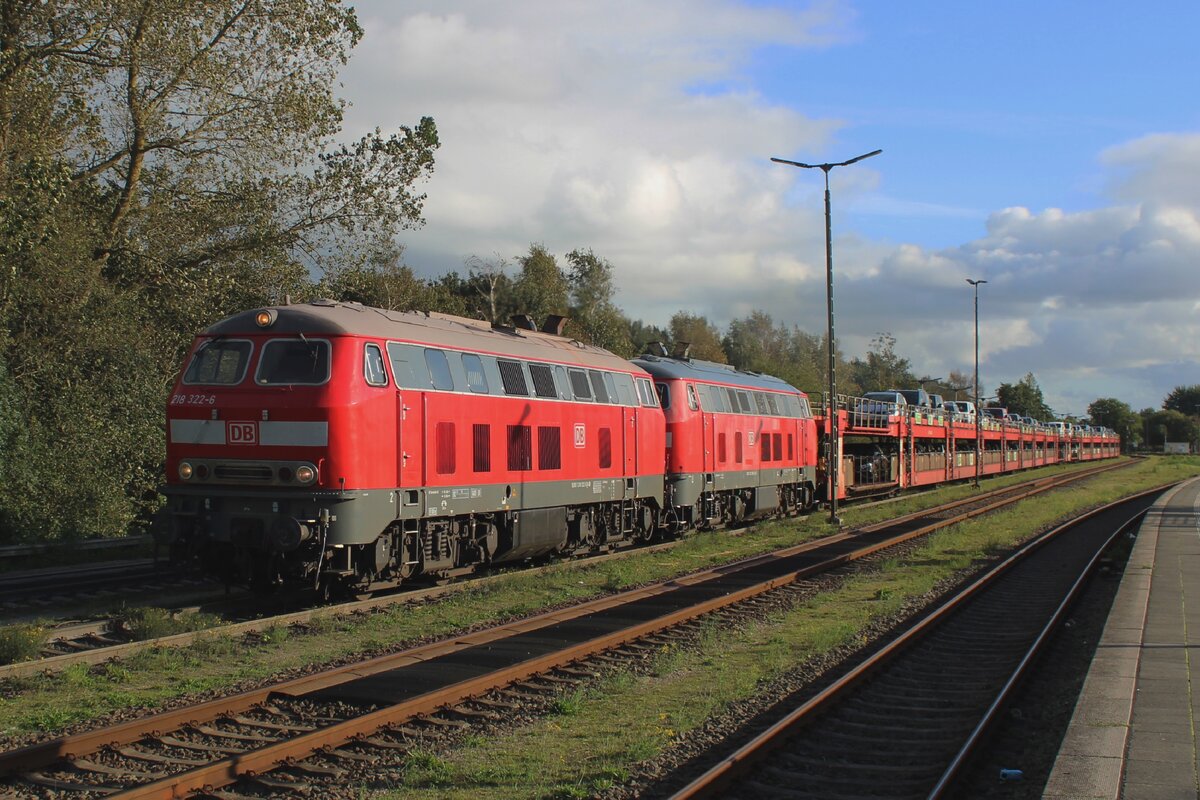 DB 218 322 zieht ein Sylt Autoshuttle aus Niebüll nach Westerland (Sylt) am 21 September 2025.