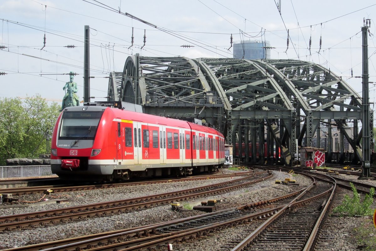 DB 422 066 verlsst am 27 April 2018 Kln Hbf.