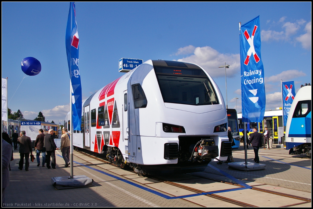 DB 429 113-4, Typ Stadler FLIRT 3, ist einer von weiteren bestellten 28 f�nfteiligen Triebz�gen f�r Rheinland-Pfalz. Ausgestellt war der Triebzug auf der InnoTrans 2014 in Berlin (NVR-Nummer 94 80 0429 11-4 D-DB).

Webseite (deutsch): http://www.stadlerrail.com/de/referenzen/db-regio-ag/
