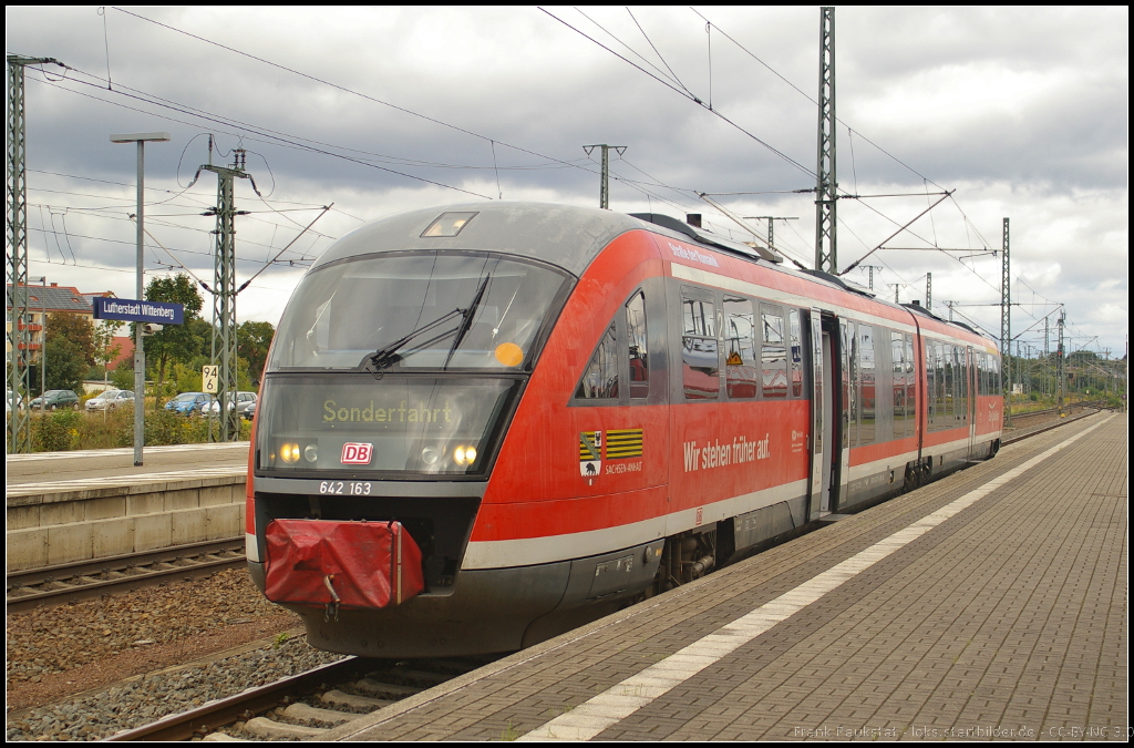 DB 642 163  Stra�e der Romanik  wurde zwischen dem Bahnhof Lutherstadt Wittenberg und dem ehemaligen Bahnbetriebswerk am 15.09.2013 an den Bahnaktionstagen des F�rdervereins Berlin-Anhaltinische Eisenbahn e.V. als Pendelzug eingesetzt