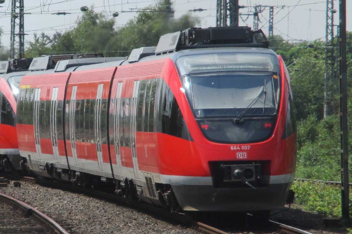 DB 644 007 verlässt am 22 Mai 2017 Neuss.