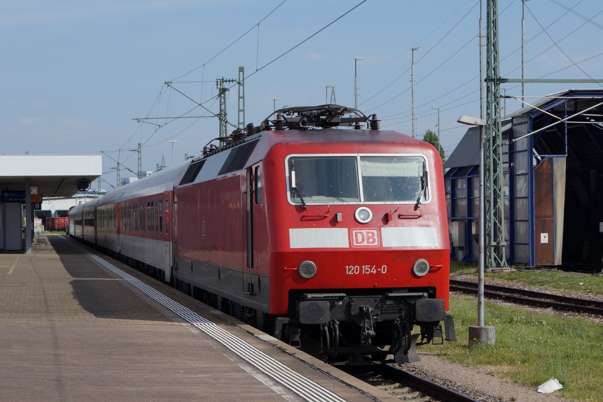 DB: Am 12. Juni 2015 brachte die 120 154-0 den Autozug von Hamburg nach Lörrach. Der Autozug Hamburg-Lörrach kurz nach der Ankunft in Basel Badischer Bahnhof, wo die Reinigung für die Rückfahrt am Abend vorgenommen wird.
Foto: Walter Ruetsch