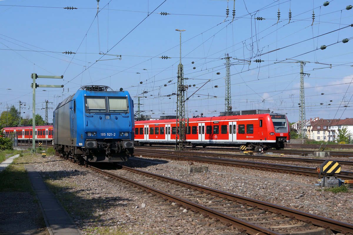 DB: Am 29. April 2017 präsentierte sich die abgestellte 185 521-2 in Karlsruhe an der Sonne.
Foto: Walter Ruetsch