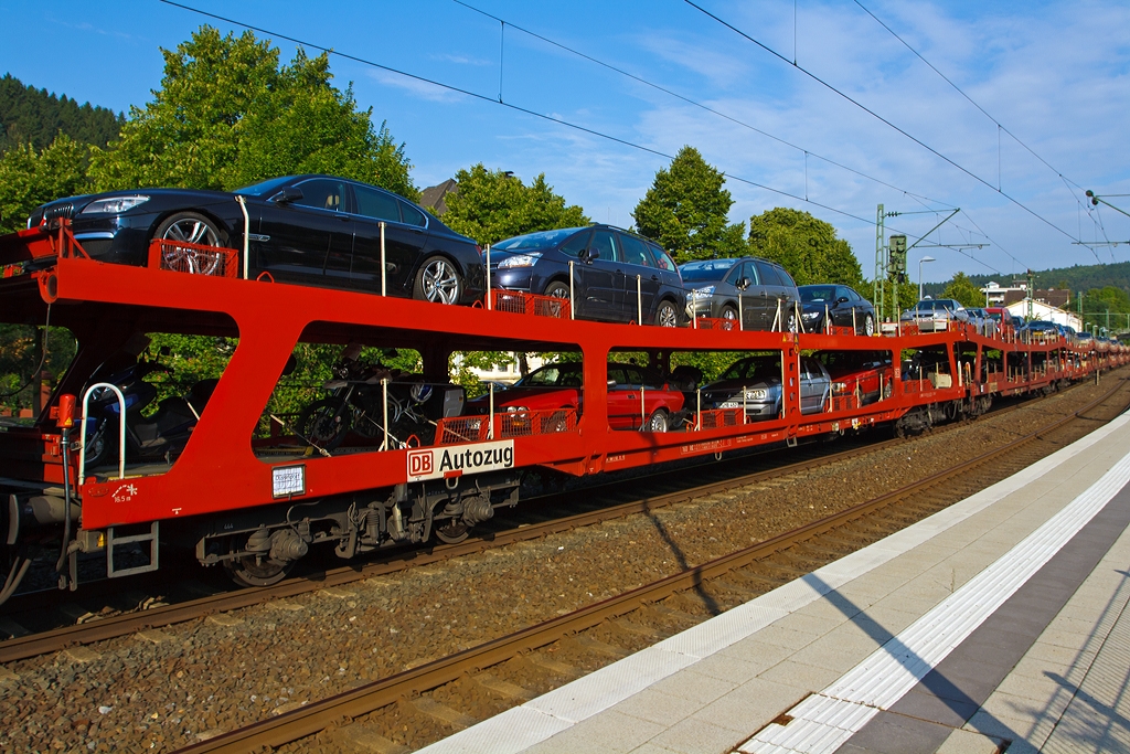 DB Autoreisezugwagen der Gattung DDm 915, hier am 23.08.2013 im DB Autozug AZ 1356 bei der Durchfahrt im Bahnhof Kirchen/Sieg. Im Vordergrund Wagen mit der Betriebsnummer D-DB 51 80 98 - 80 015-5 DDm 915.
Die Gattung DDm bedeutet: DD= Doppelstock-Autotransportwagen der Reisezugwagen-Bauart; m =   Personenverkehrswagen mit einer Lnge von mehr als 24,5 Meter

Ein Autoreisezugwagen ist ein in Reisezgen eingesetzter Eisenbahnwagen fr die Befrderung von Personenwagen und Motorrdern im Schienenpersonenfernverkehr. 
Der Laufruhe wegen werden vierachsige Drehgestellwagen bevorzugt. Diese werden als doppelstckige Gepckwagen mit der Gattung DD(m) bezeichnet. Die zulssige Hchstgeschwindigkeit betrgt 160 km/h.
Die Autotransportwagen sind mit abklappbaren berfahrbrcken ausgestattet, die es ermglichen, mehrere gekuppelte Wagen vom Ende her zu be- und entladen. Das obere Deck wird ber eine Rampe befahren. Um einerseits ber die Puffer fahren zu knnen, andererseits auch Fahrzeuge grerer Dachhhe (beispielsweise Vans) befrdern zu knnen, ohne das Ladema zu berschreiten, sind beide Ladeebenen zur Wagenmitte hin abgesenkt. Hhere Fahrzeuge werden dann in der Mitte des Oberdecks befrdert. Auf der unteren Ebene knnen auch Motorrder verladen werden.

Die Kategorie Personenwagen wurde hier bewusste gewhlt, da man sie als Reisezug-Gepckwagen einordnet (Sie finden im Gterverkehr kein Verwendung).