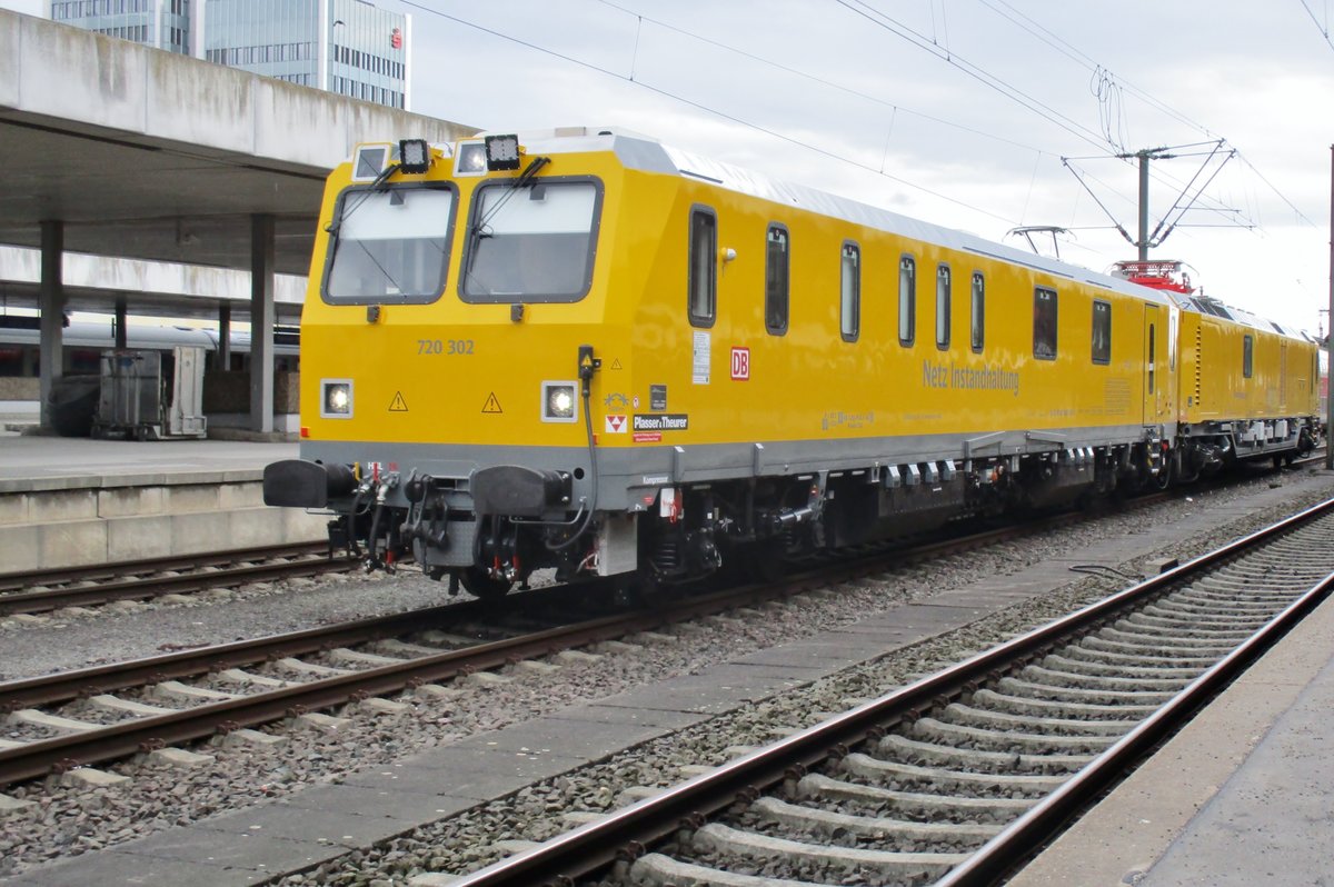 DB Bahnbau 720 302 steht am 4 April 2018 in Hannover Hbf. 