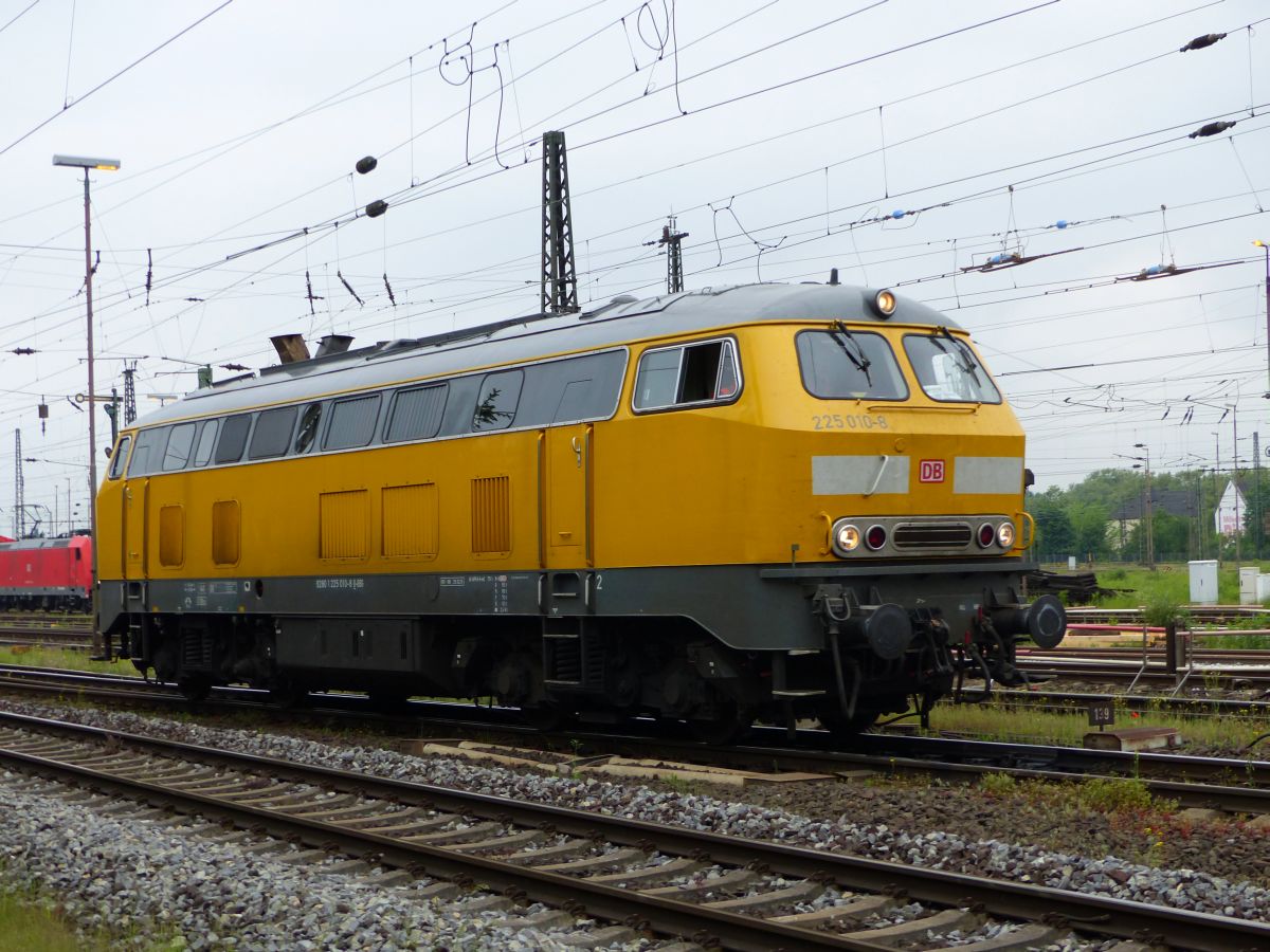 DB Bahnbau Diesellok 225 010-8 Gterbahnhof Oberhausen West 18-05-2017.

DB Bahnbau dieselloc 225 010-8 goederenstation Oberhausen West 18-05-2017.