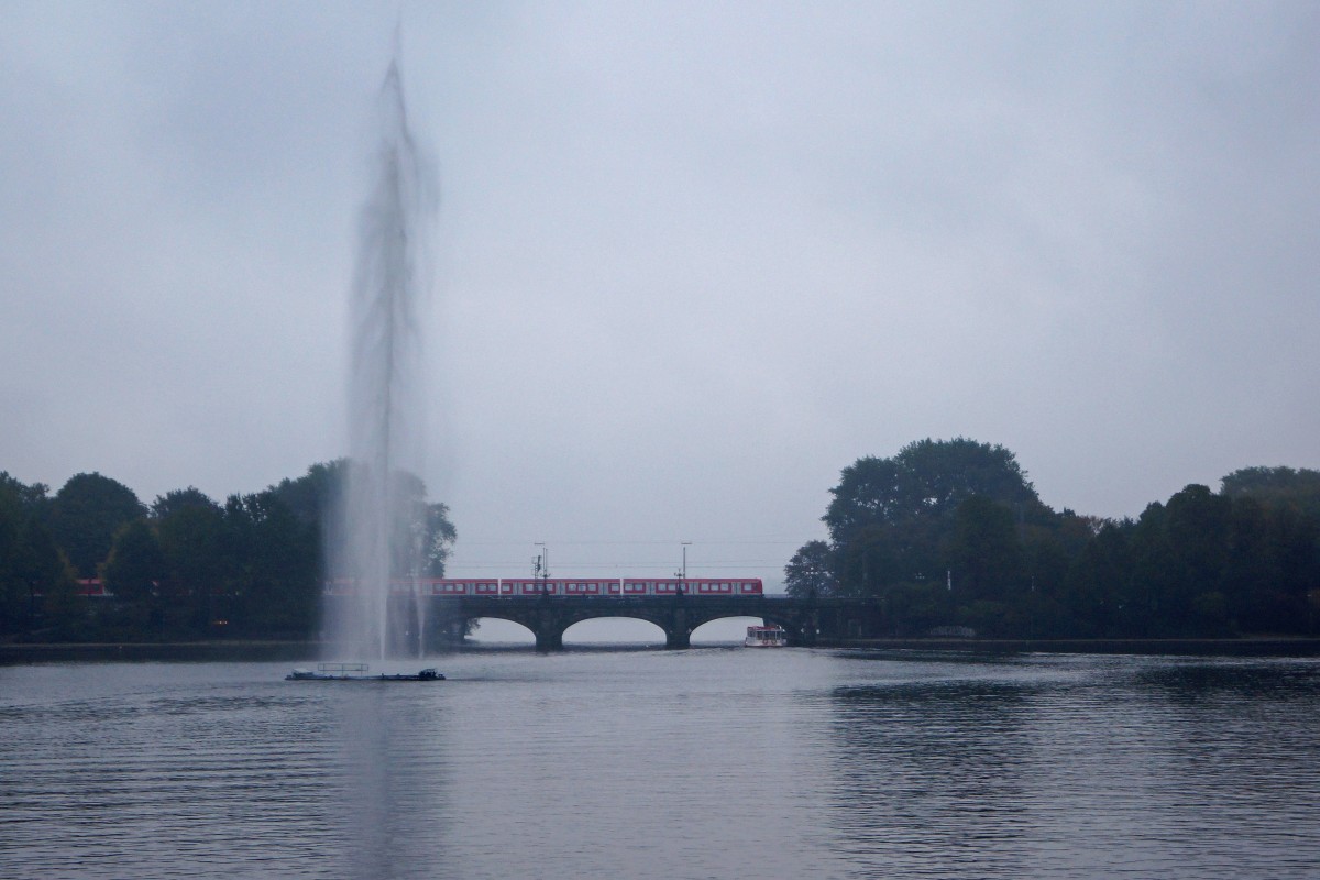 DB: Bahnbilder von Hamburg mal anders gesehen. S-Bahn Hamburg bei  Hundewetter  unterwegs am 17. Oktober 2015.
Foto: Wahlter Ruetsch 