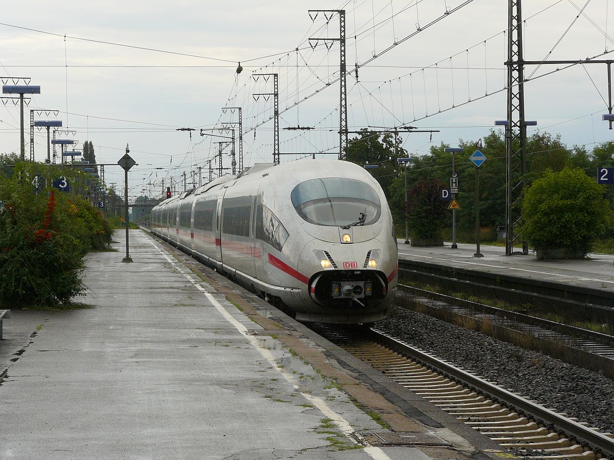 DB Baureihe 406 ICE 4654 Gleis 3 Emmerich 11-09-2013.

DB Baureihe 406 ICE trenstel 4654 spoor 3 Emmerich 11-09-2013.