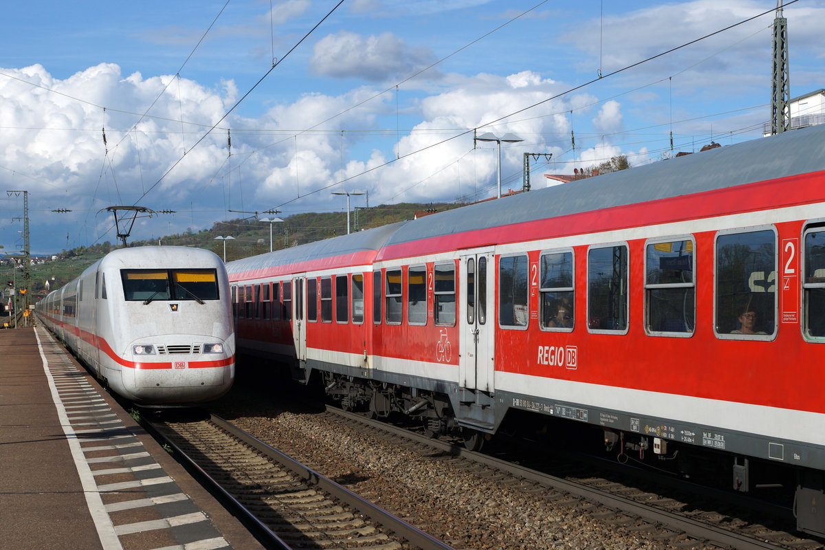 DB: Begegnung zwischen dem Regional- und Fernverkehr sowie von zwei Generationen in Weil am Rhein am 14. April 2016.
Foto: Walter Ruetsch