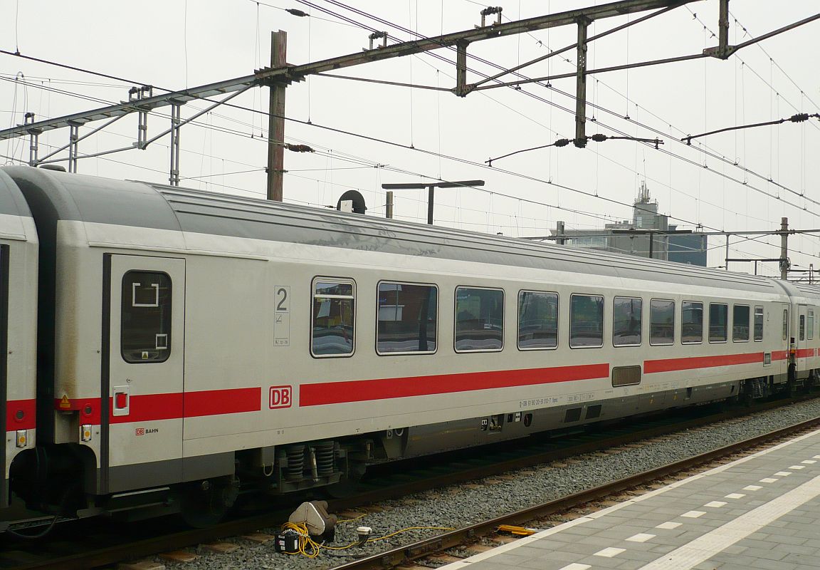 DB Bpmz 294.5 mit Nummer 61 80 20-91 513-7 in IC 145 von Amsterdam nach Berlin, Gleis 10 Amsterdam Centraal Station 25-09-2013.

DB tweede klasse rijtuig Bpmz 294.5 met nummer 61 80 20-91 513-7 in trein IC 145 naar Berlijn spoor 10 Amsterdam Centraal Station 25-09-2013.