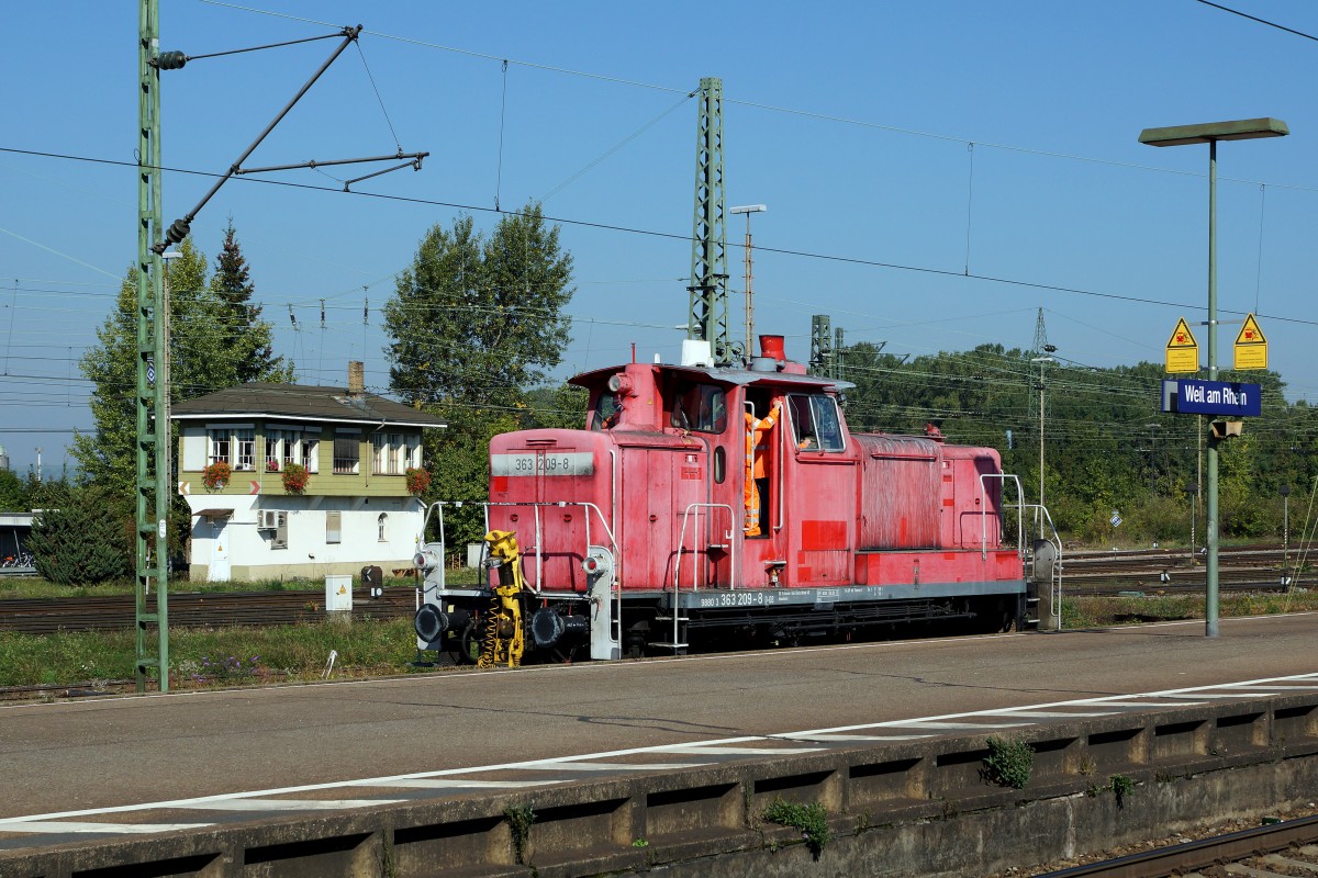 DB BR 363: Am 1. Oktober 2015 konnte die alte DB 363 209-8 in Weil am Rhein vor einem passenden Betriebsgebude verewigt werden. Nach meiner Vermutung fuhr die in Basel Badischer Bahnhof stationierte Lok zur Betankung nach Haltingen. 
Foto: Walter Ruetsch