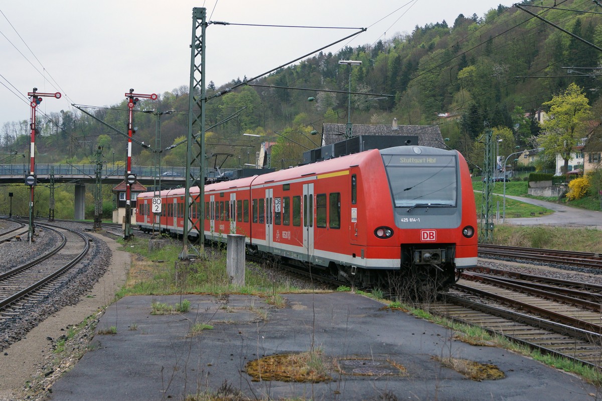 DB BR 425: Regionalbahn bei der Ausfahrt Horb Hbf nach Stuttgart Hbf mit 425 814-1 am 25. April 2015.
Foto: Walter Ruetsch 