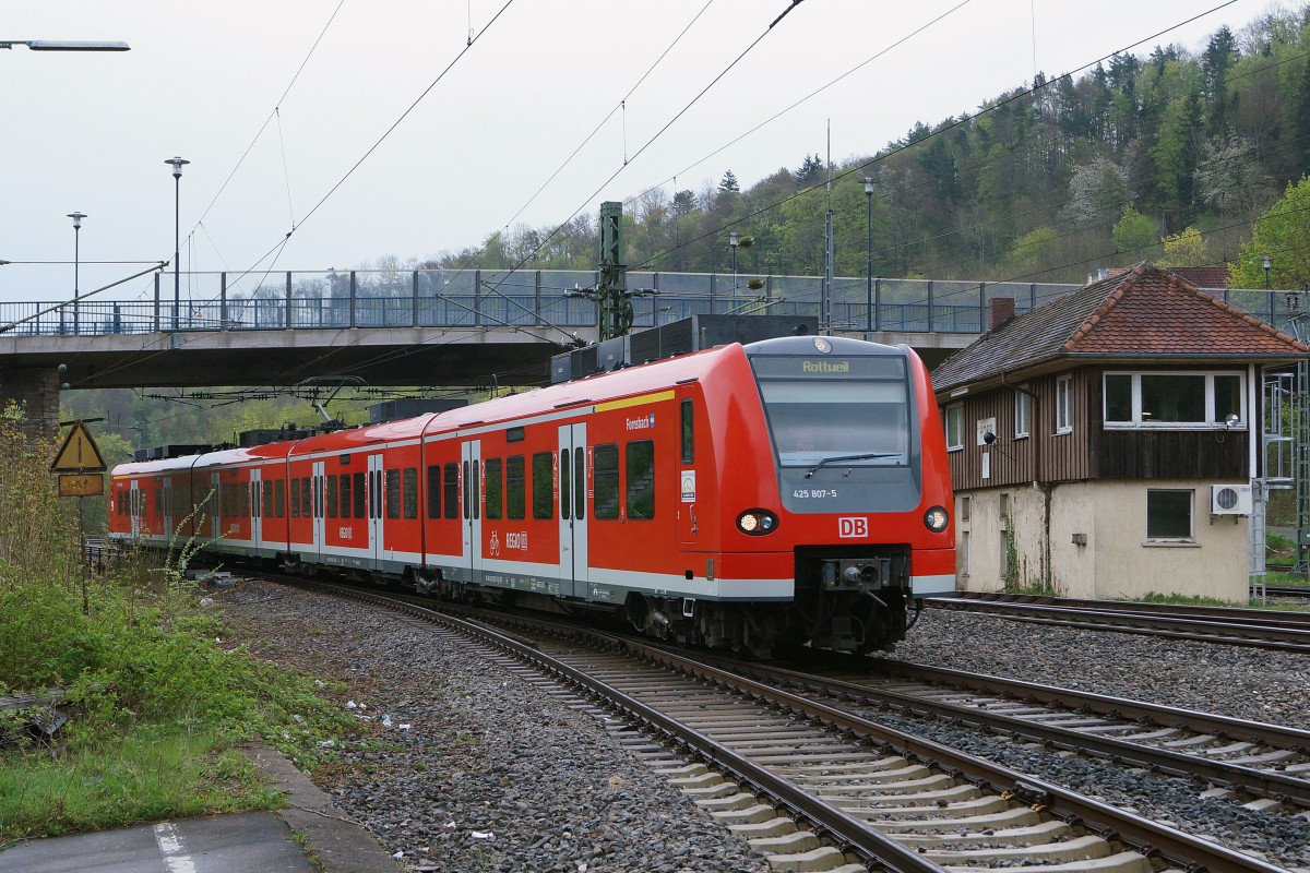 DB BR 425: Regionalbahn mit 425 807-5 nach Rottweil bei der Einfahrt in den Hbf Horb am 25. April 2015.
Foto: Walter Ruetsch