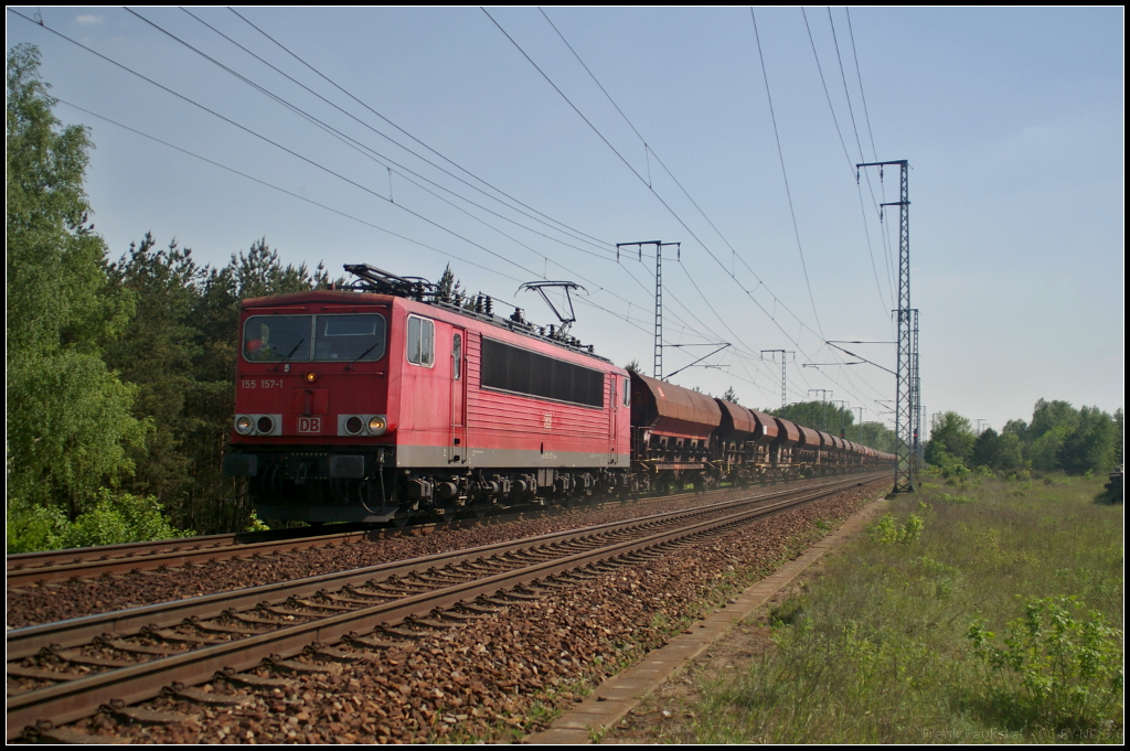 DB Cargo 155 157-1 fuhr mit einem Erzzug am 19.05.2017 durch die Berliner Wuhlheide (Standort öffentlich zugänglich)