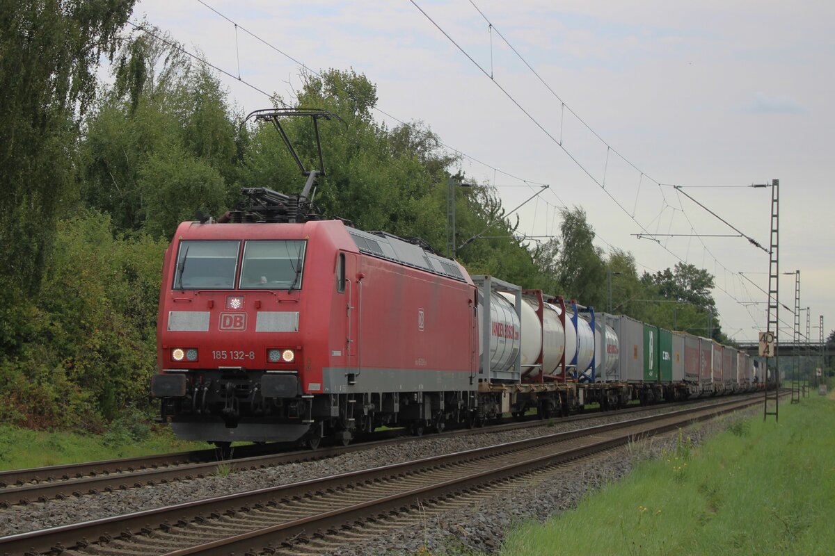 DB Cargo 185 132 schlept am 8 Augustus 2025 ein KLV durch Kaarst-Broicherseite.