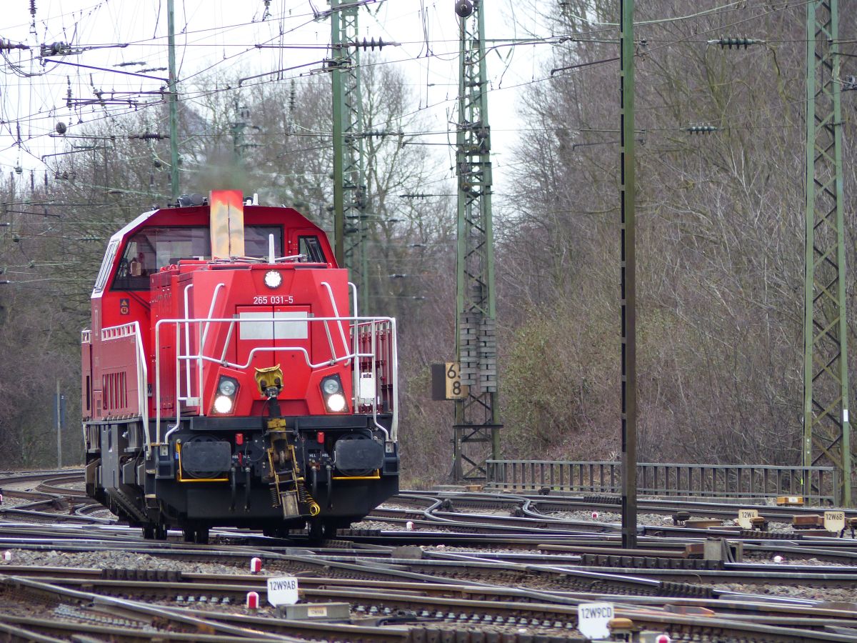 DB Cargo diesellocomotief 261 031-5 Rangierbahnhof Klen Gremberg. Porzer Ringstrae, Kln 08-03-2018.



DB Cargo diesellocomotief 261 031-5 angeerstation Keulen Gremberg. Porzer Ringstrae, Keulen 08-03-2018.