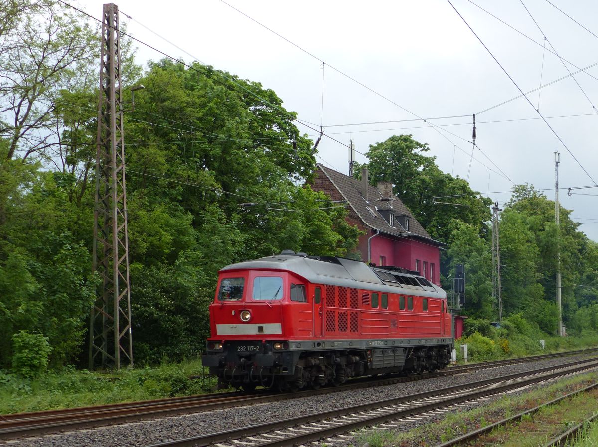 DB Cargo Diesellok 232 117-2 Kalkumerstrasse, Lintorf 18-05-2017.

DB Cargo dieselloc 232 117-2 Voormalig station Lintorf bij de Kalkumerstrasse, Lintorf 18-05-2017.