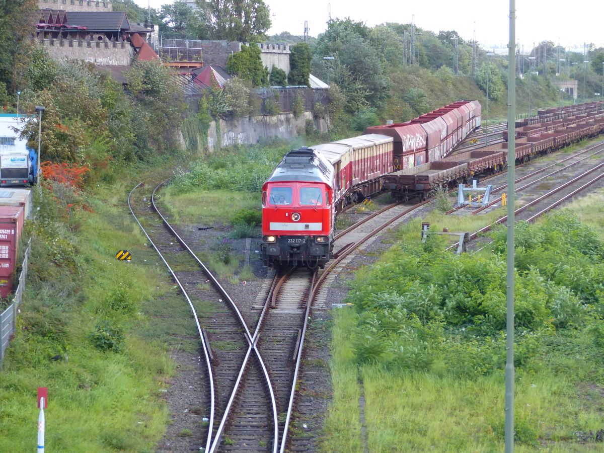 DB Cargo Diesellok 232 117-2 vetrekt mit Gterzug. Gterbahnhof Hochfeld Sd. Duisburg 14-09-2017.

DB Cargo dieselloc 232 117-2 vetrekt met een goederentrein. Gterbahnhof Hochfeld Sd. Duisburg 14-09-2017.