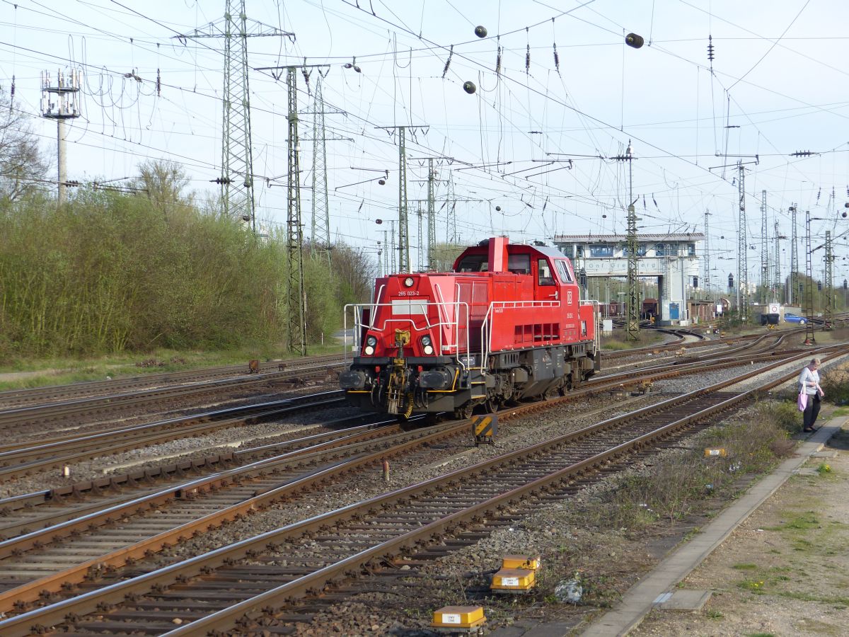 DB Cargo Diesellok 265 023-2 Gravita 15L BB Baujahr 2013. Rangierbahnhof Kln Gremberg. Porzer Ringstrae, Kln 31-03-2017.

DB Cargo dieselloc 265 023-2 type Gravita 15L BB bouwjaar 2013. Rangeerstation Keulen Gremberg. Porzer Ringstrae, Keulen 31-03-2017.