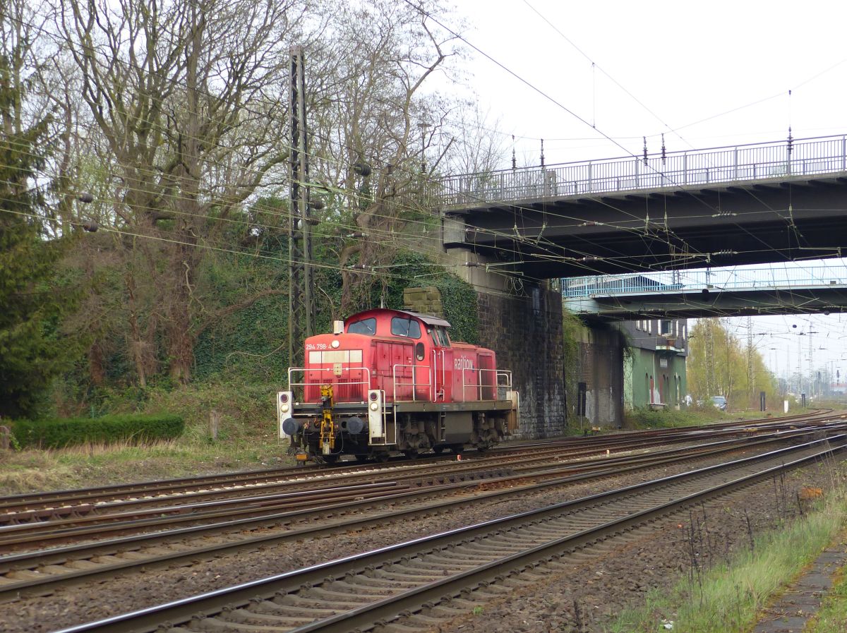 DB Cargo diesellok 294 798-4 mit Aufschrift  Railion . Hoffmannstrasse, Oberhausen 12-04-2018.

DB Cargo dieselloc 294 798-4 met opschrift  Railion . Hoffmannstrasse, Oberhausen 12-04-2018.