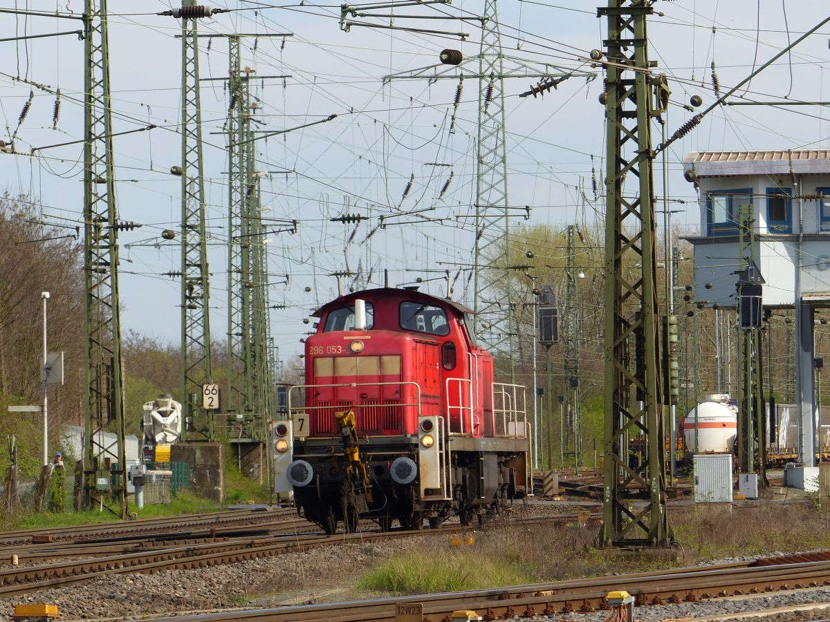 DB Cargo Diesellok 296 053-2 Rangierbahnhof Kln Gremberg bei Gremberg Gnf (Gremberg Nord Fahrdienstleitung), Kln 31-03-2017.


DB Cargo dieselloc 296 053-2 rangeerstation Keulen Gremberg bij seinhuis Gremberg Gnf (Gremberg Nord Fahrdienstleitung), Keulen 31-03-2017.