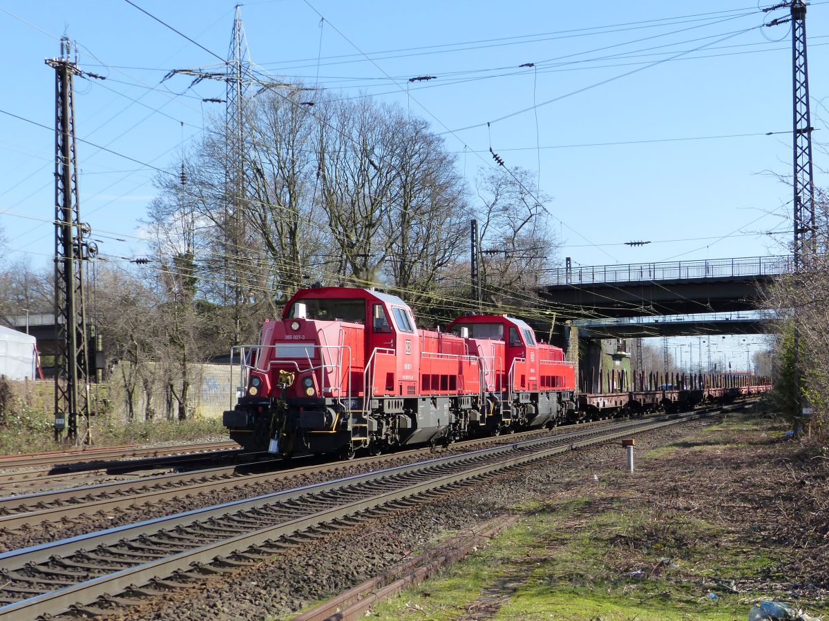 DB Cargo Diesellokomotive 265 027-3 mit Schwesterlokomotive. Hoffmannstrasse, Oberhausen 12-03-2020.

DB Cargo diesellocomotief 265 027-3 met zusterlocomotief. Hoffmannstrasse, Oberhausen 12-03-2020.