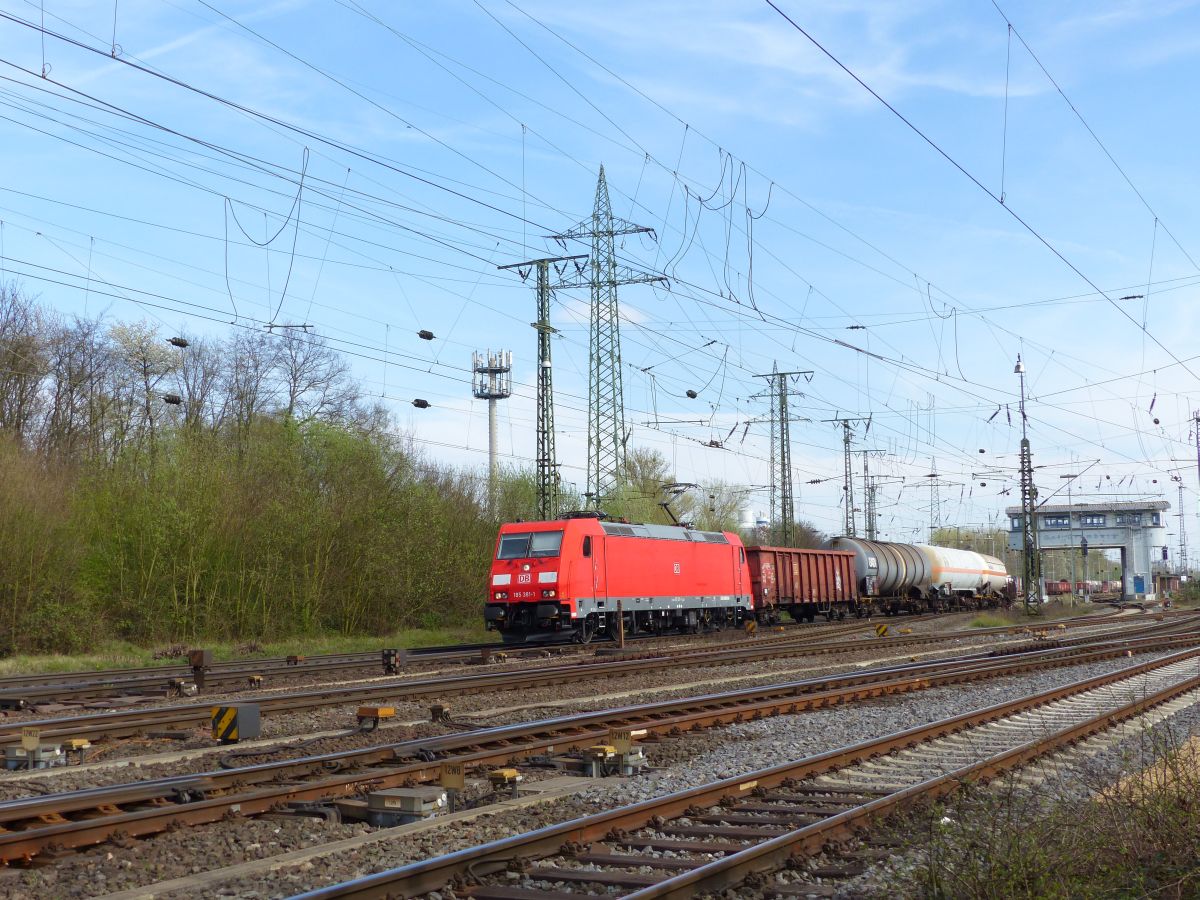 DB Cargo loc 185 381-1 Rangierbahnhof Kln Gremberg bei Gremberg Gnf (Gremberg Nord Fahrdienstleitung) 31-03-2017.

DB Cargo loc 185 381-1 rangeerstation Keulen Gremberg bij seinhuis Gremberg Gnf (Gremberg Nord Fahrdienstleitung) 31-03-2017.